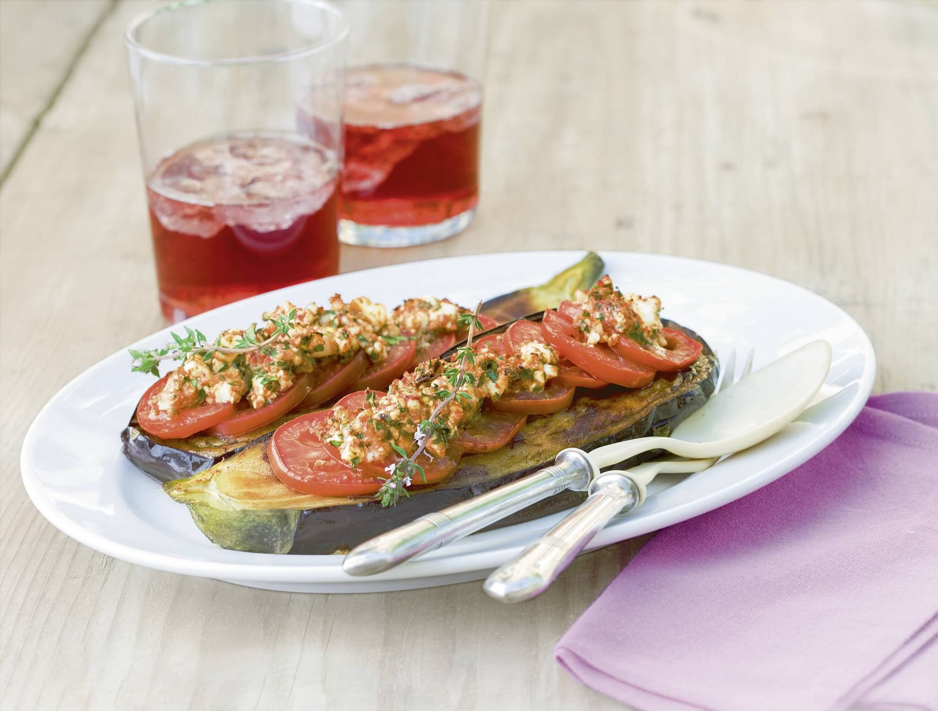 Gebackene Aubergine mit Schafskäse-Tomaten-Kruste
