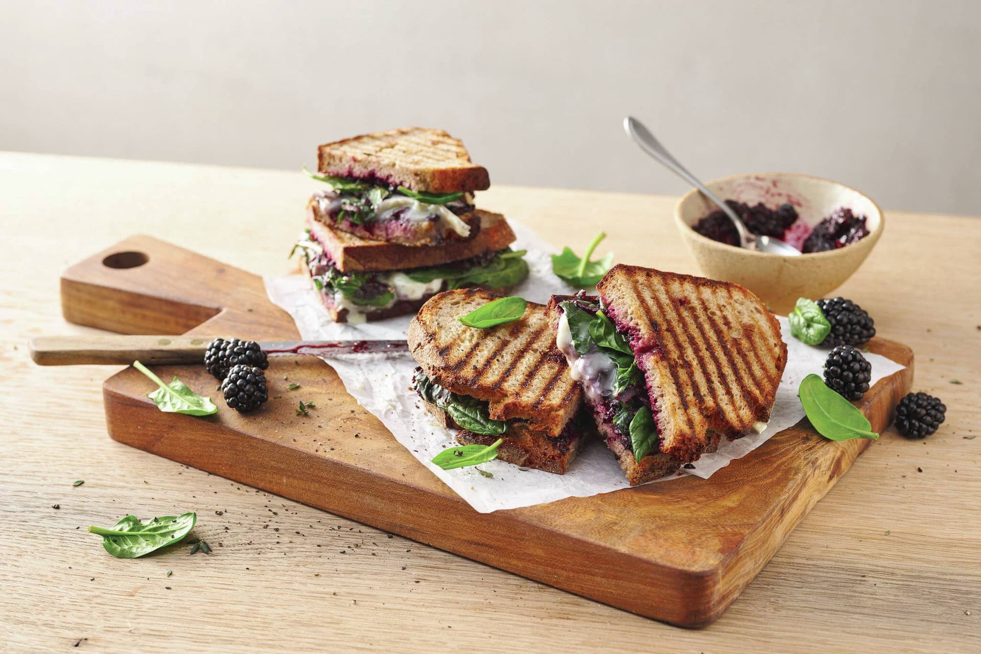 Röstbrot mit Ziegenkäse und Brombeer-Chutney