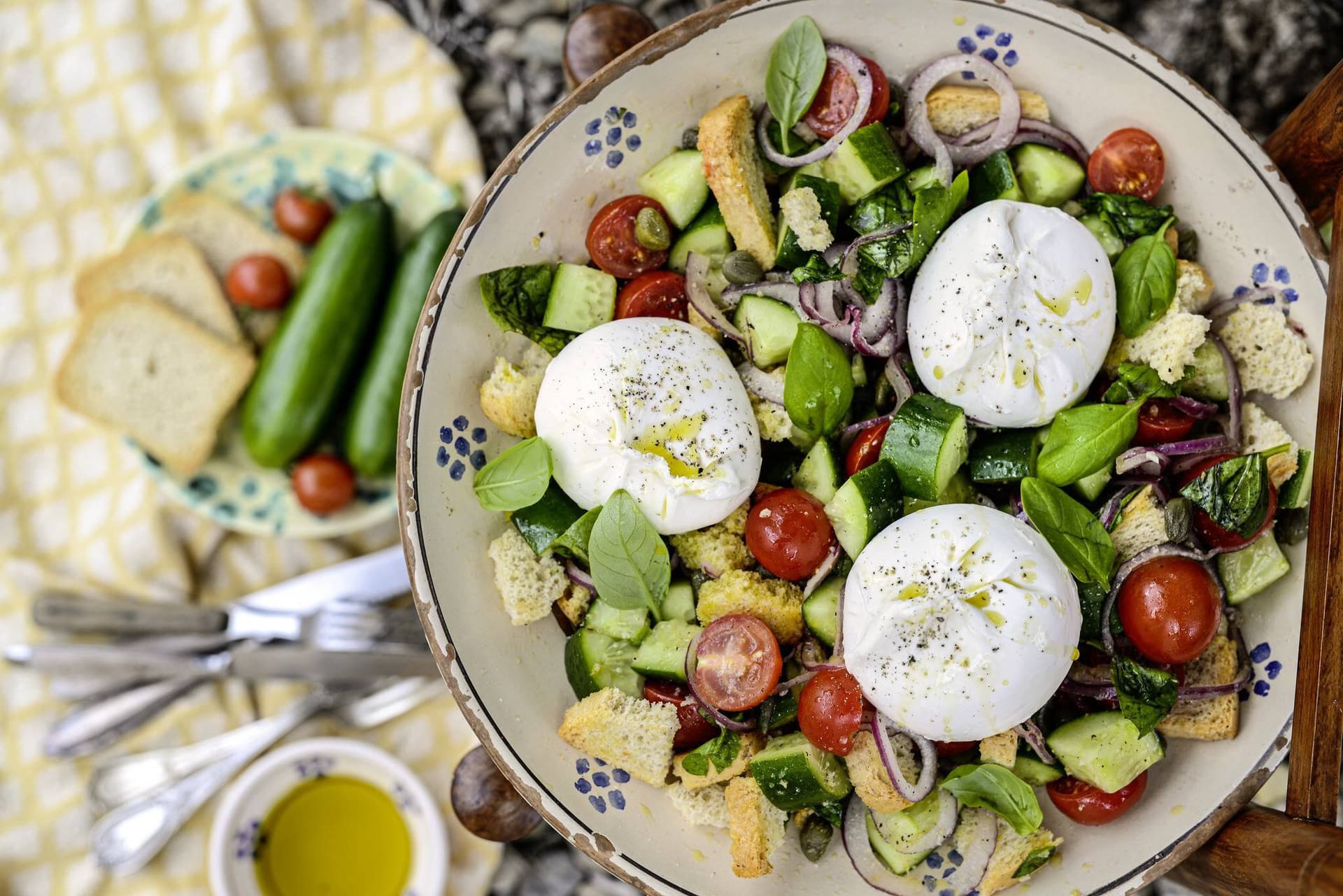 Brotsalat mit Burrata