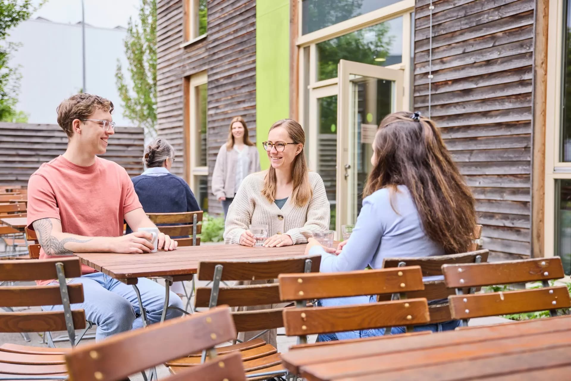 Mitarbeiterinnen und Mitarbeiter während der Pause