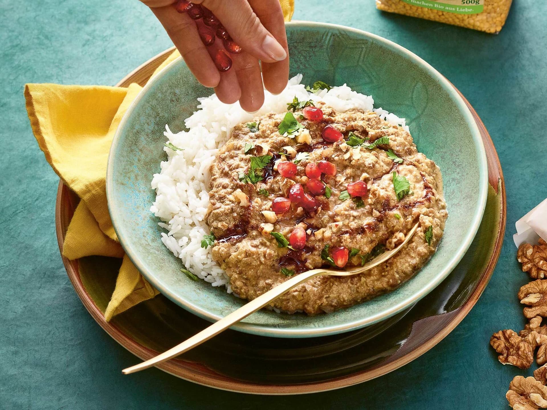 Orientalischer Linseneintopf mit Walnüssen und Granatapfel