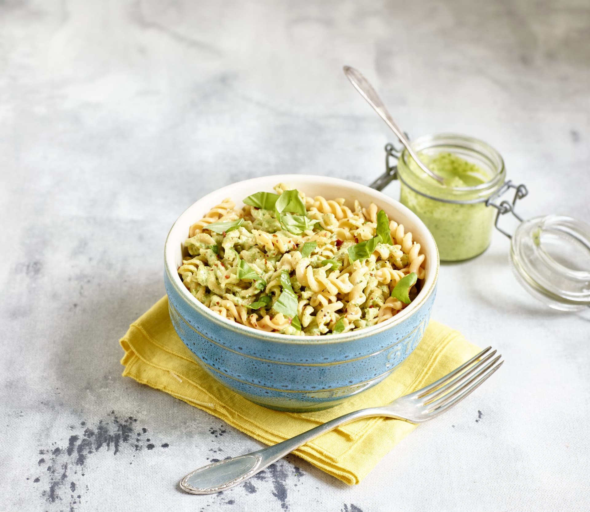 Rote-Linsen-Spirelli mit grünem Pesto