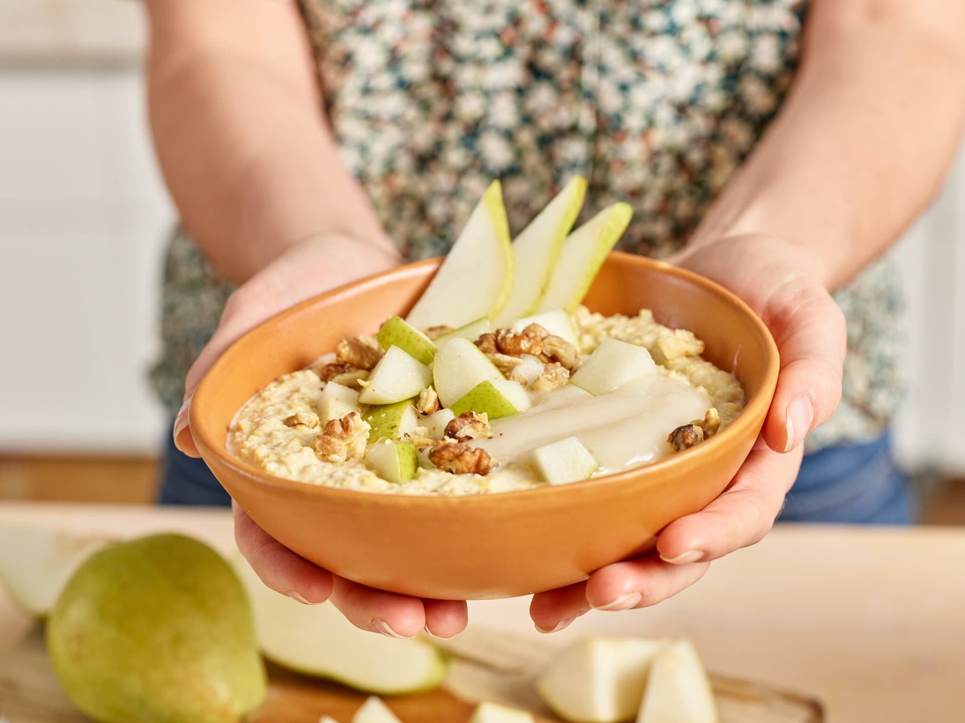 Marzipan-Porridge mit Birne und gerösteten Walnüssen