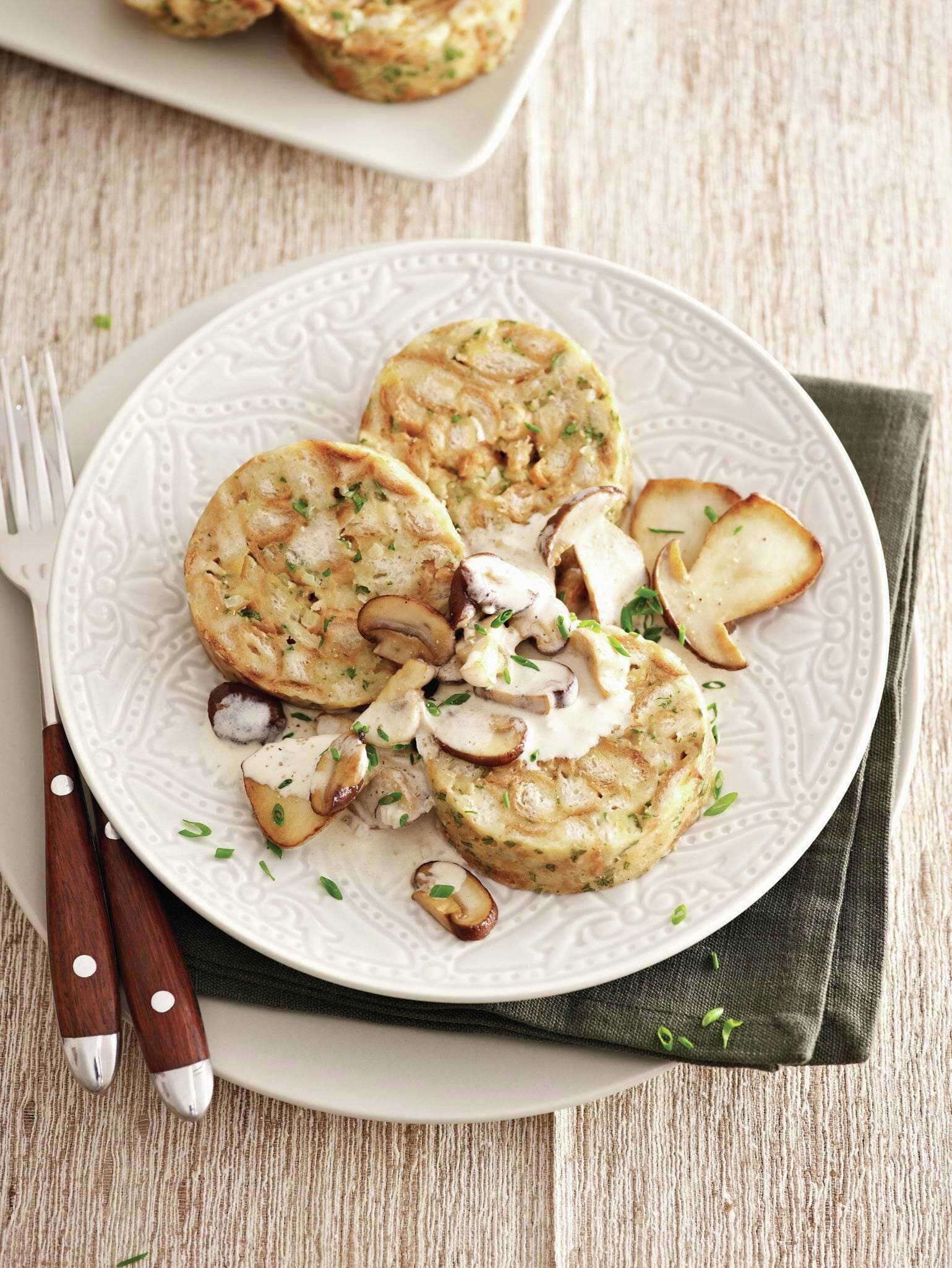 Serviettenknödel mit Pilzrahmsauce