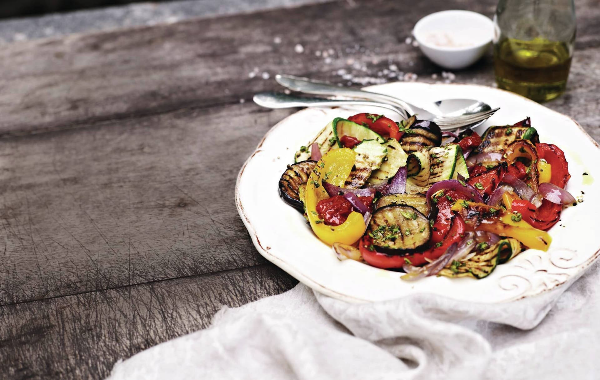 Antipasti Salat mit Zucchini, Aubergine und Paprika