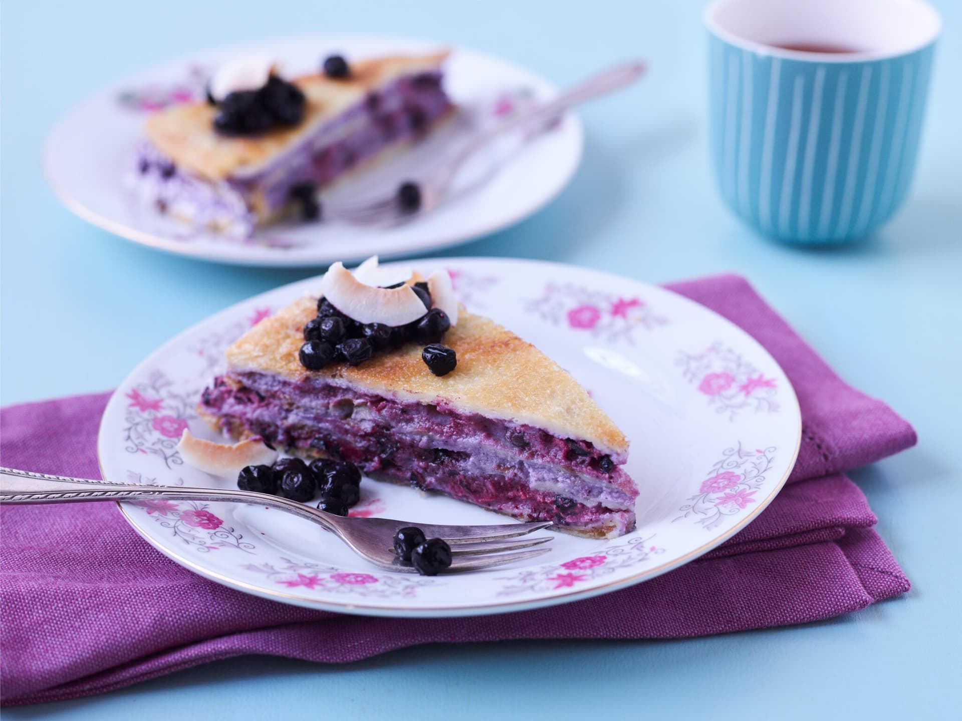 Vegane Pfannkuchen-Torte mit Heidelbeer-Kokos-Füllung