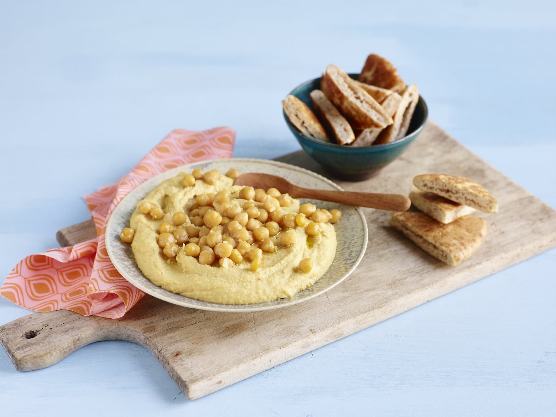 Orangenhummus mit Gewürzkichererbsen und geröstetem Pitabrot