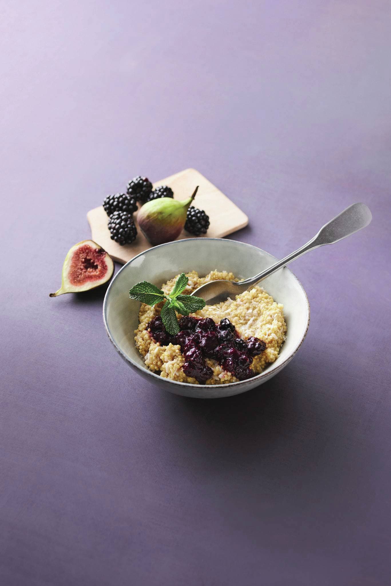 Hirse-Kokos-Porridge mit warmem Feigen-Brombeer-Kompott