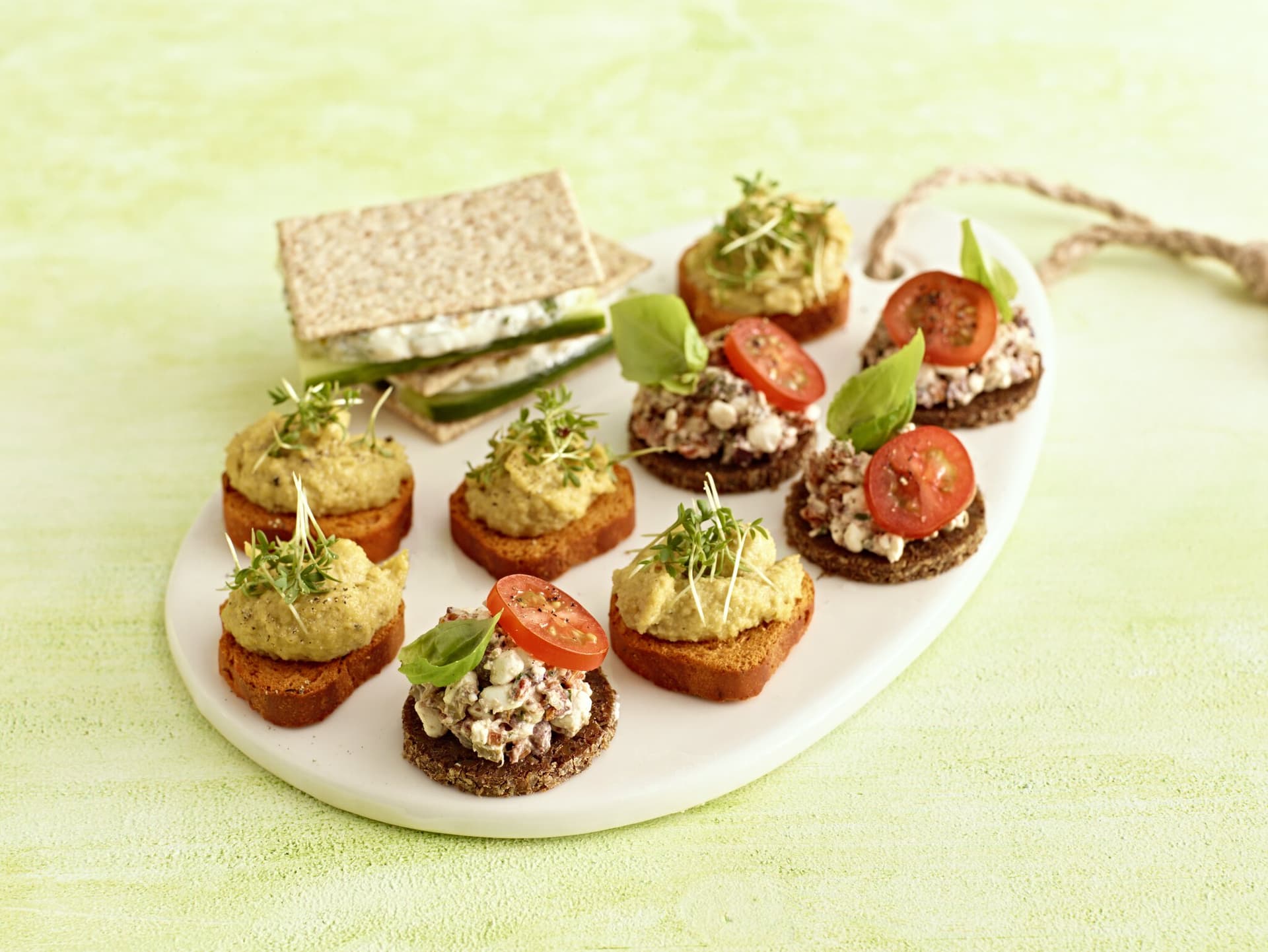 Mediterrane Pumpernickel-Häppchen