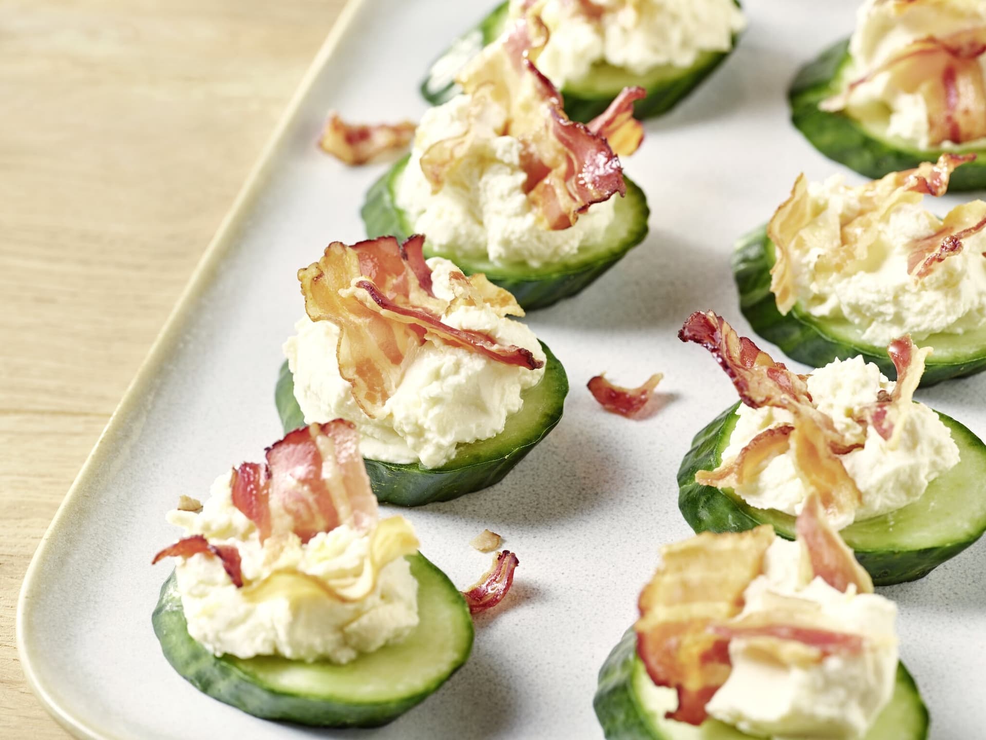 Gurkenhäppchen mit Zitronencreme und Bacon