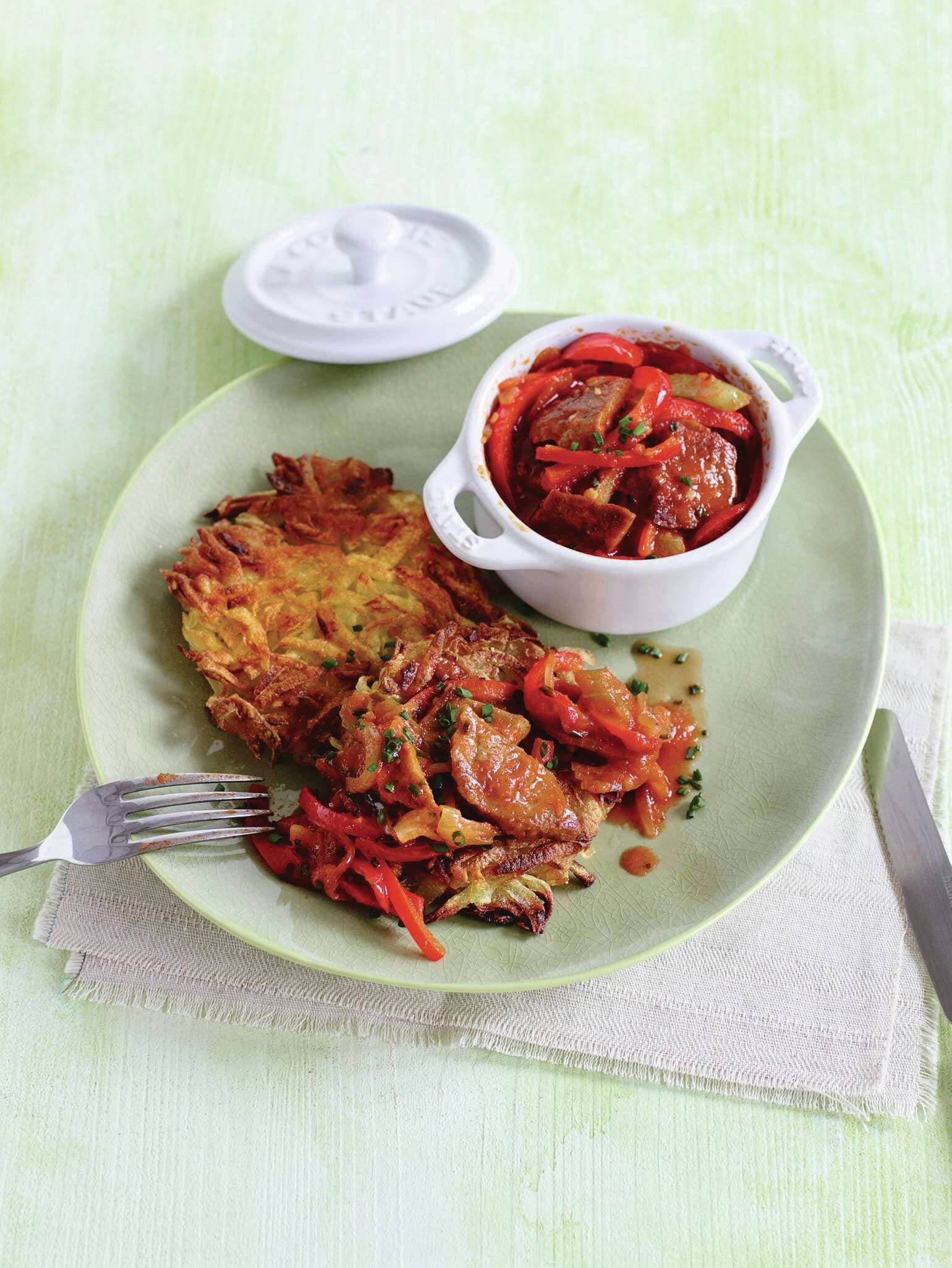 Paprika-Seitan-Gulasch mit Kartoffelrösti