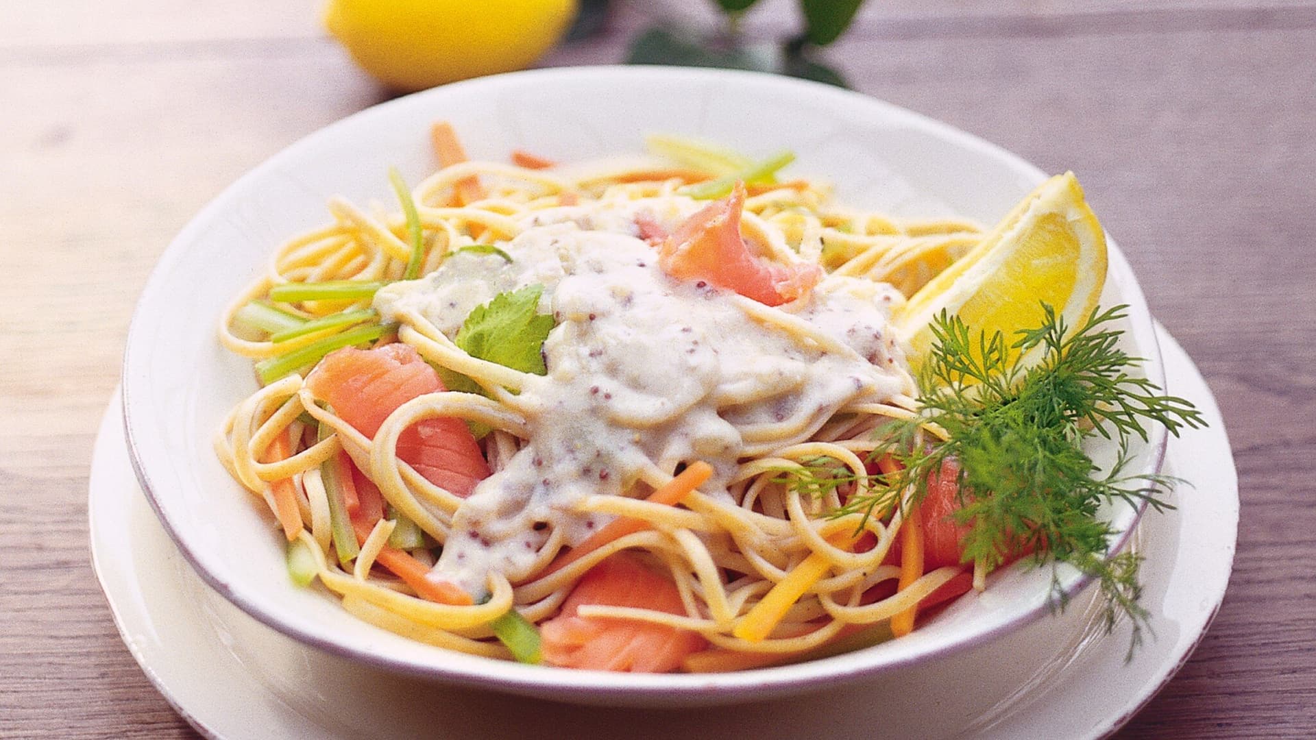 Linguine mit Lachs und Gemüse-Dill-Sauce
