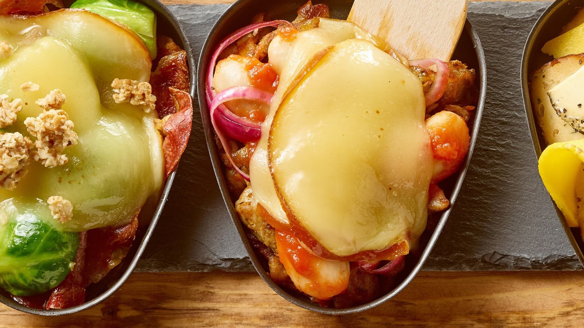 Gyros mit Riesenbohnen und geräuchertem Raclette-Käse aus dem Raclette-Grill