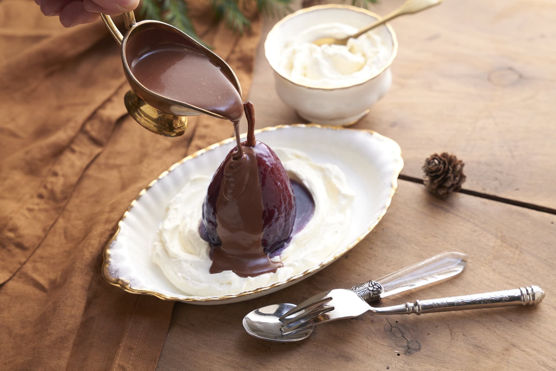 Rotweinbirnen mit Schokoladensauce