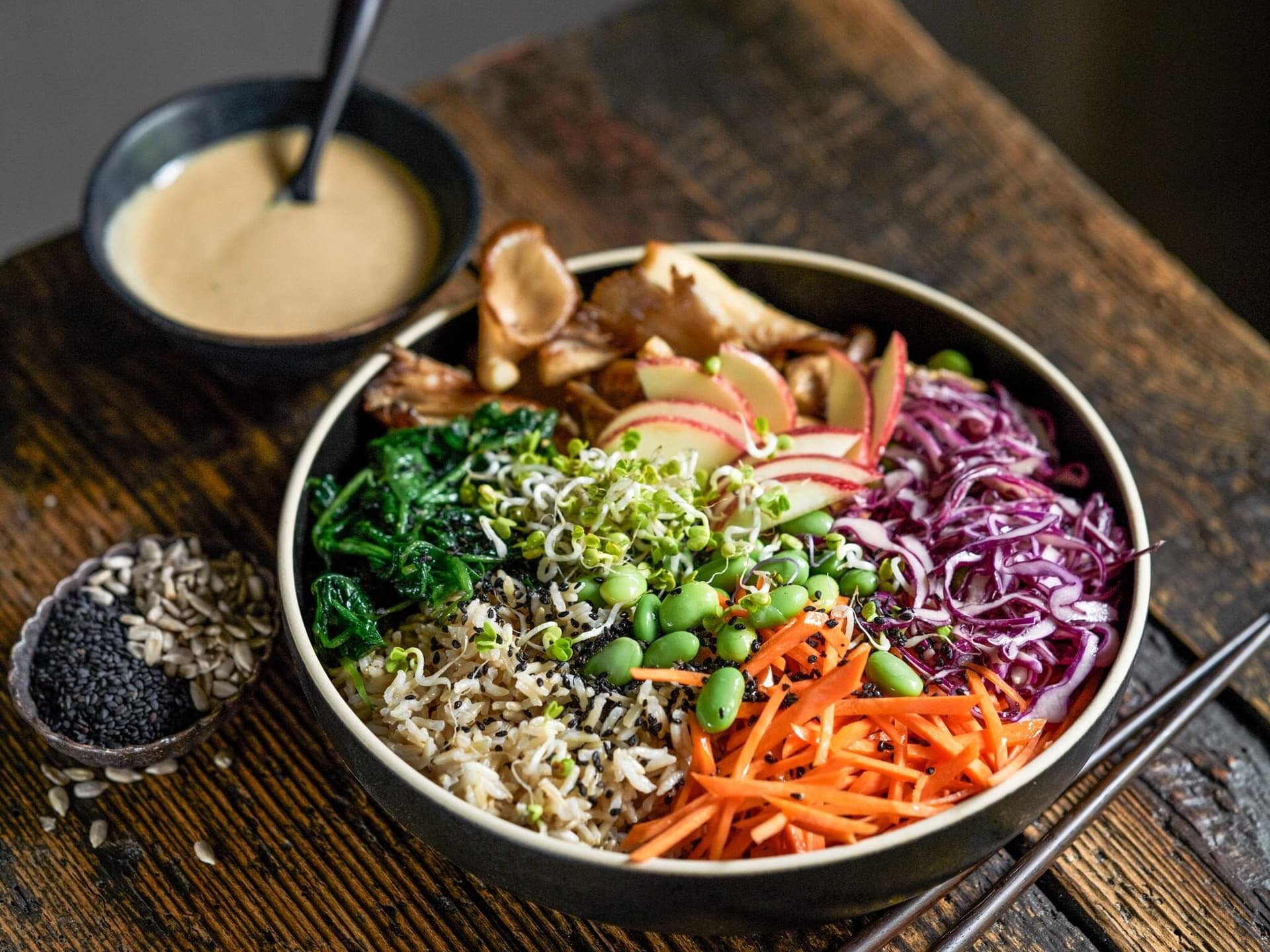 Bowl mit Miso-Erdnuss-Dressing