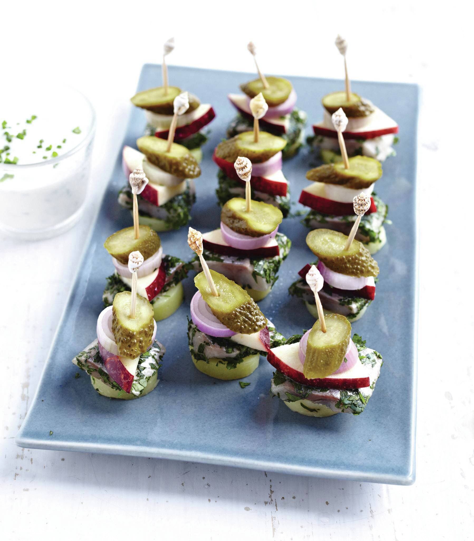 Heringsspieße mit Kartoffel und Apfel