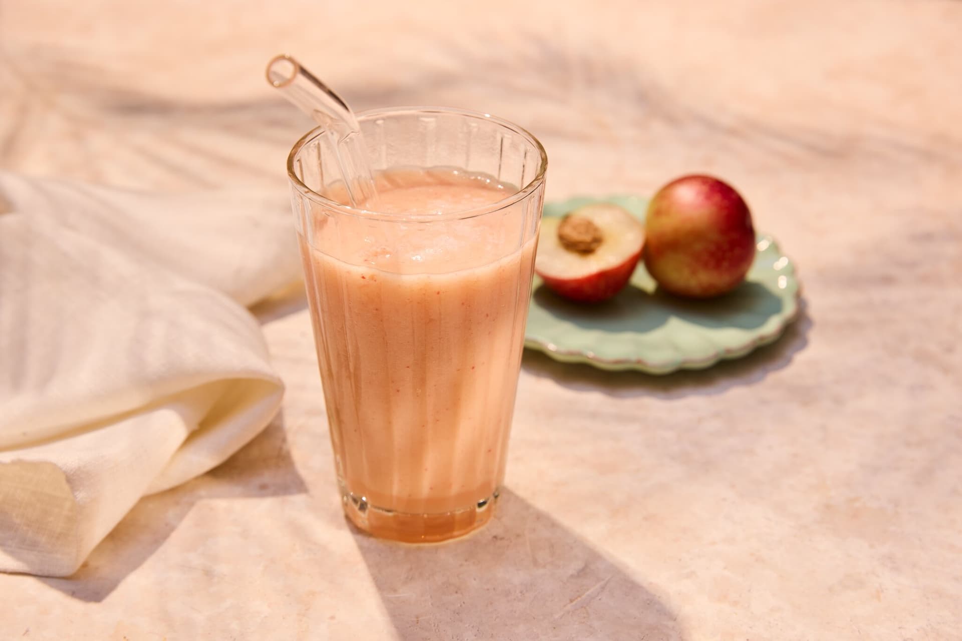 Nektarinen-Smoothie mit Orange und Ingwer