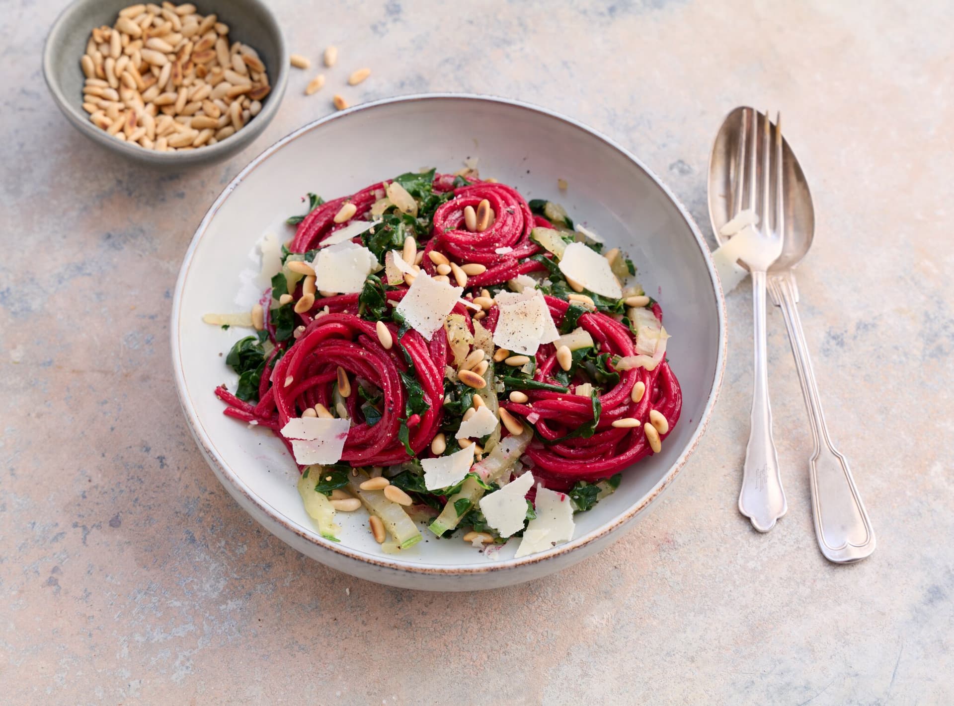 Rote-Bete-Pasta mit Mangold