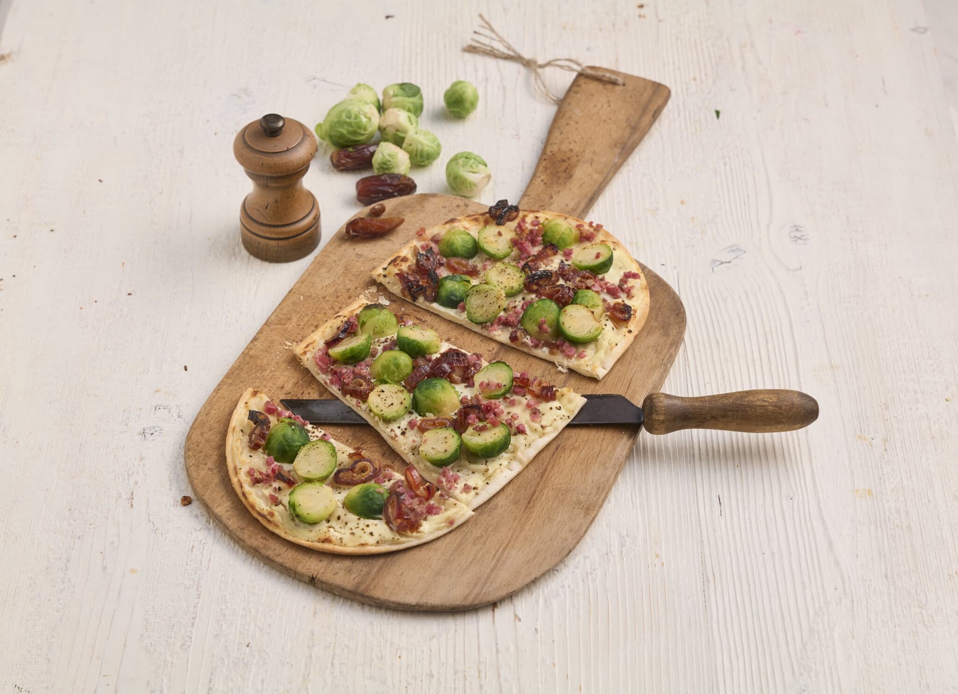 Flammkuchen mit Rosenkohl, Datteln und Speck