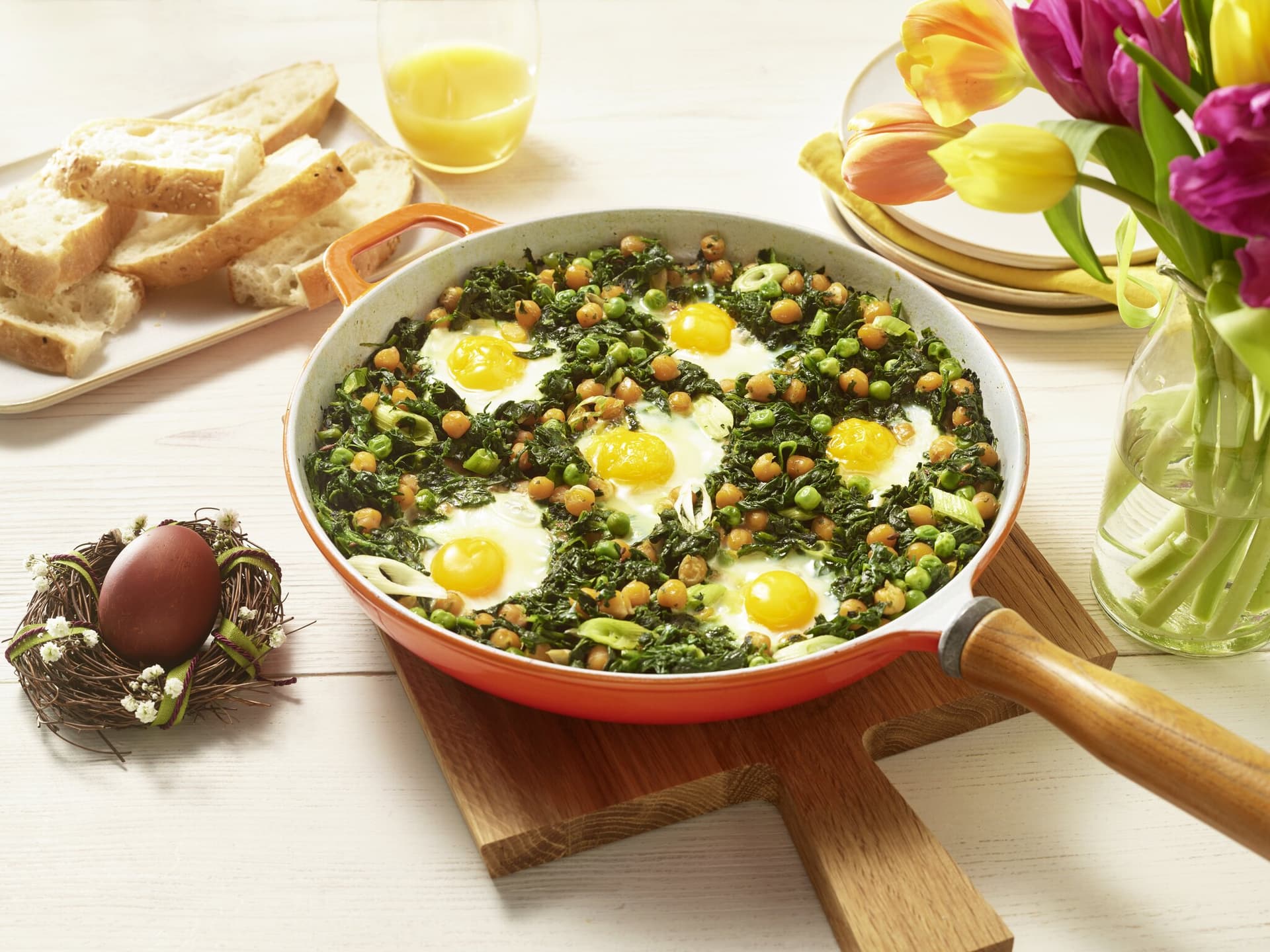 Orientalische Frühlingspfanne mit Ei