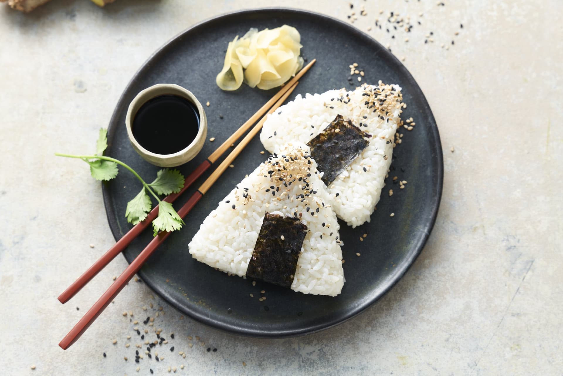 Onigiri mit Thunfisch-Wasabi-Füllung