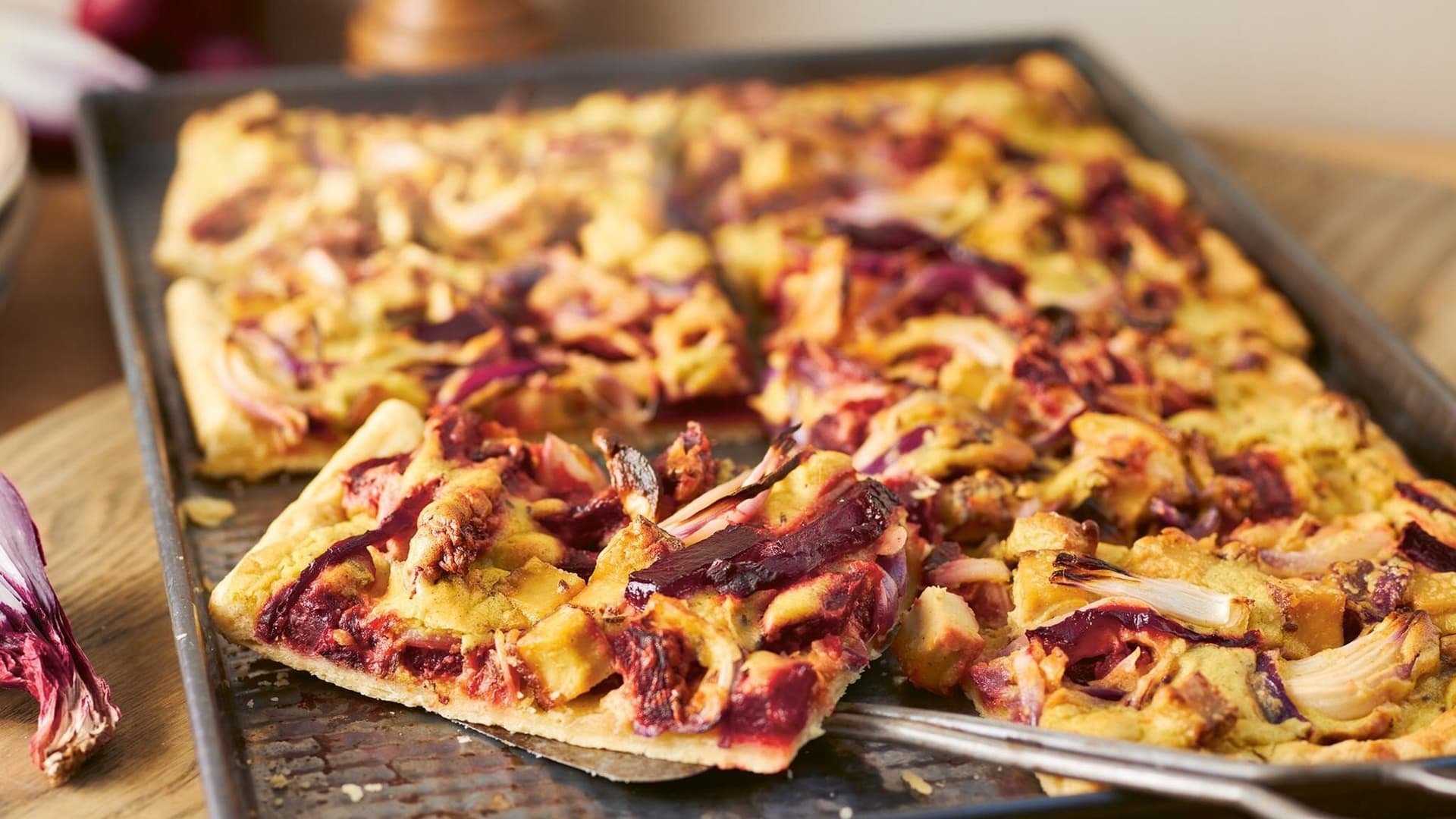 Rote-Bete-Zwiebelkuchen mit Räuchertofu