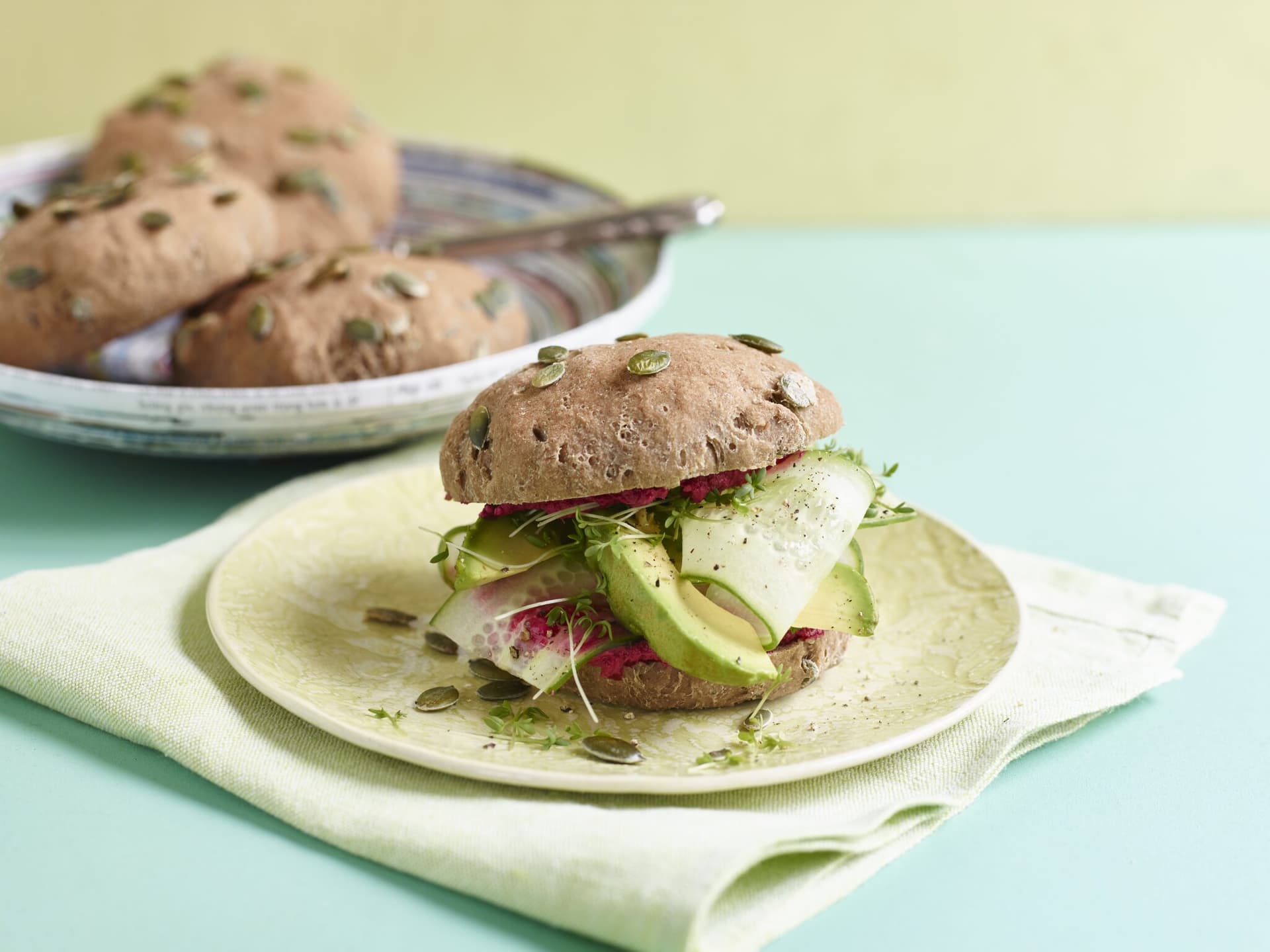 Buchweizen-Soja-Brötchen mit Avocado und Gurke