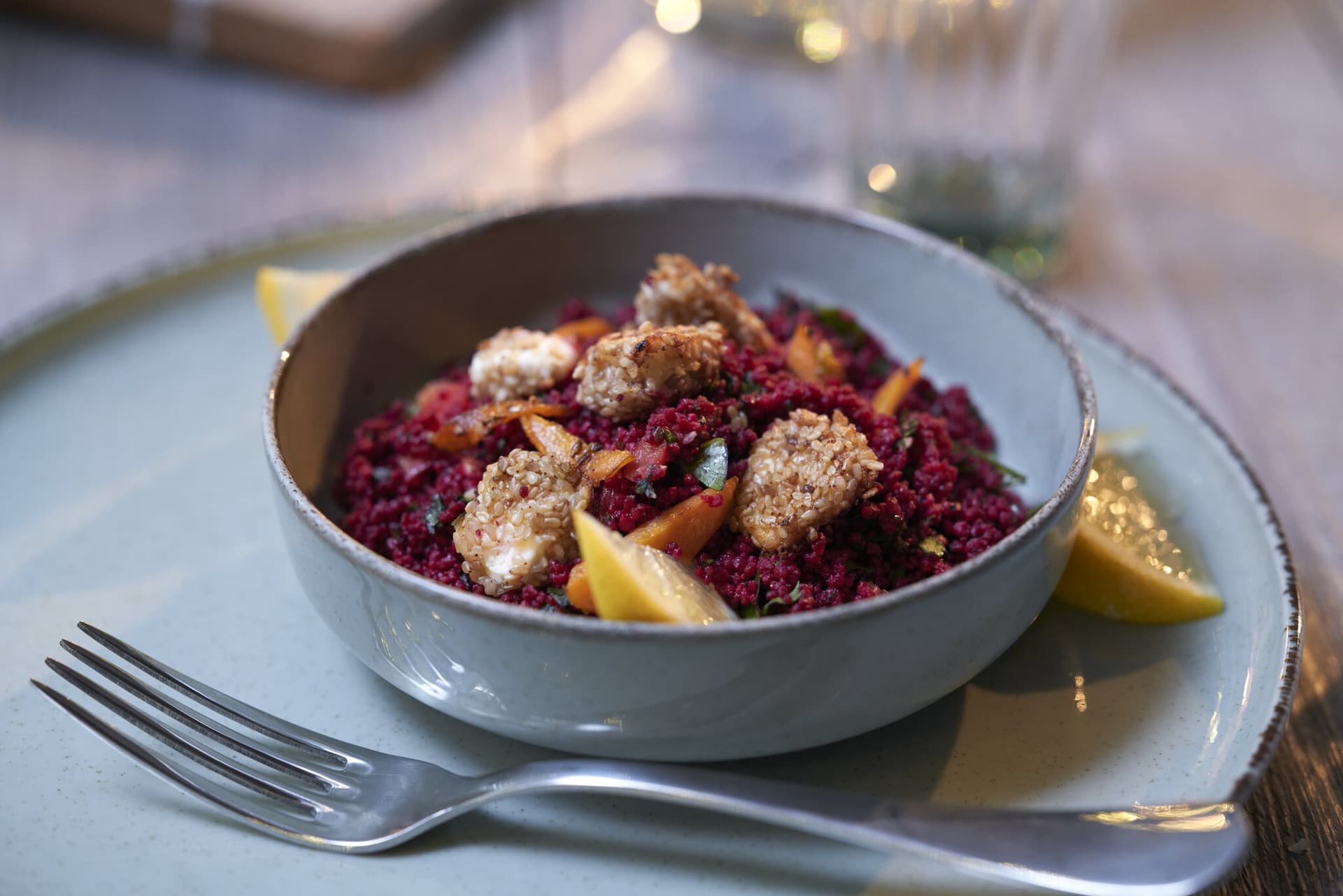 Pinker Couscoussalat mit Gewürzkarotten und knusprigen Feta-Sesam-Würfeln