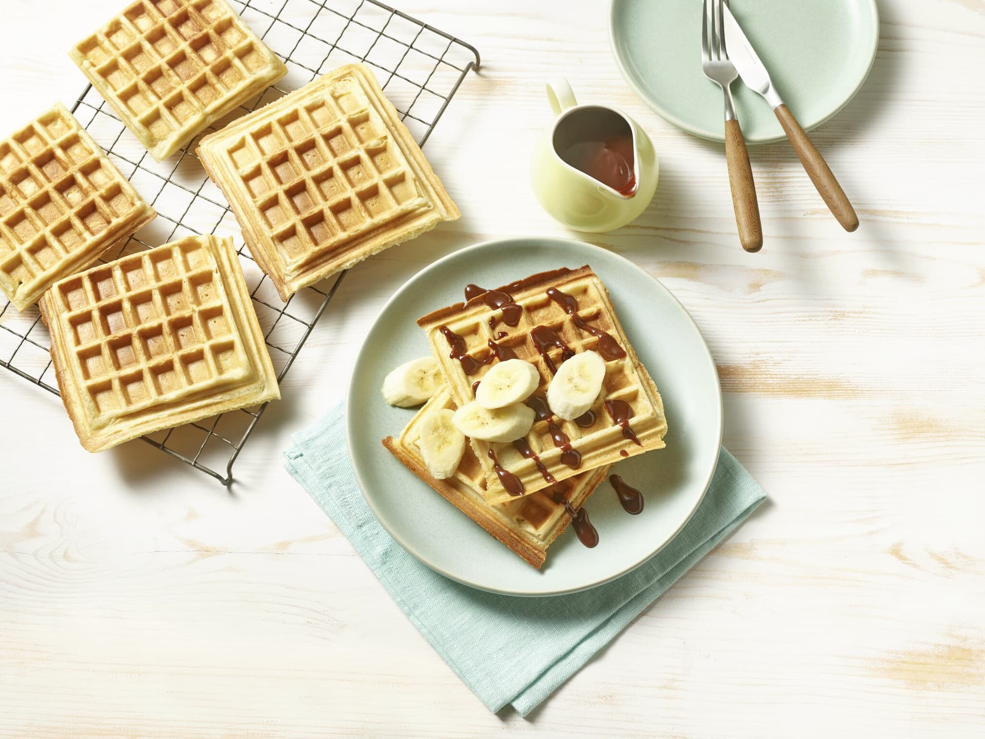Vegane Hefewaffeln mit Nuss-Nougat-Sauce und Bananen