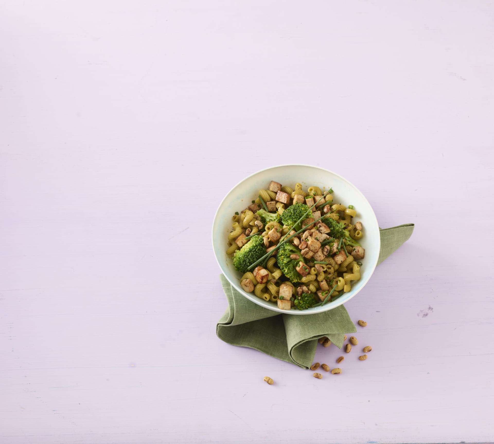 Pasta-Bowl mit Schnittlauch-Dattel-Dressing