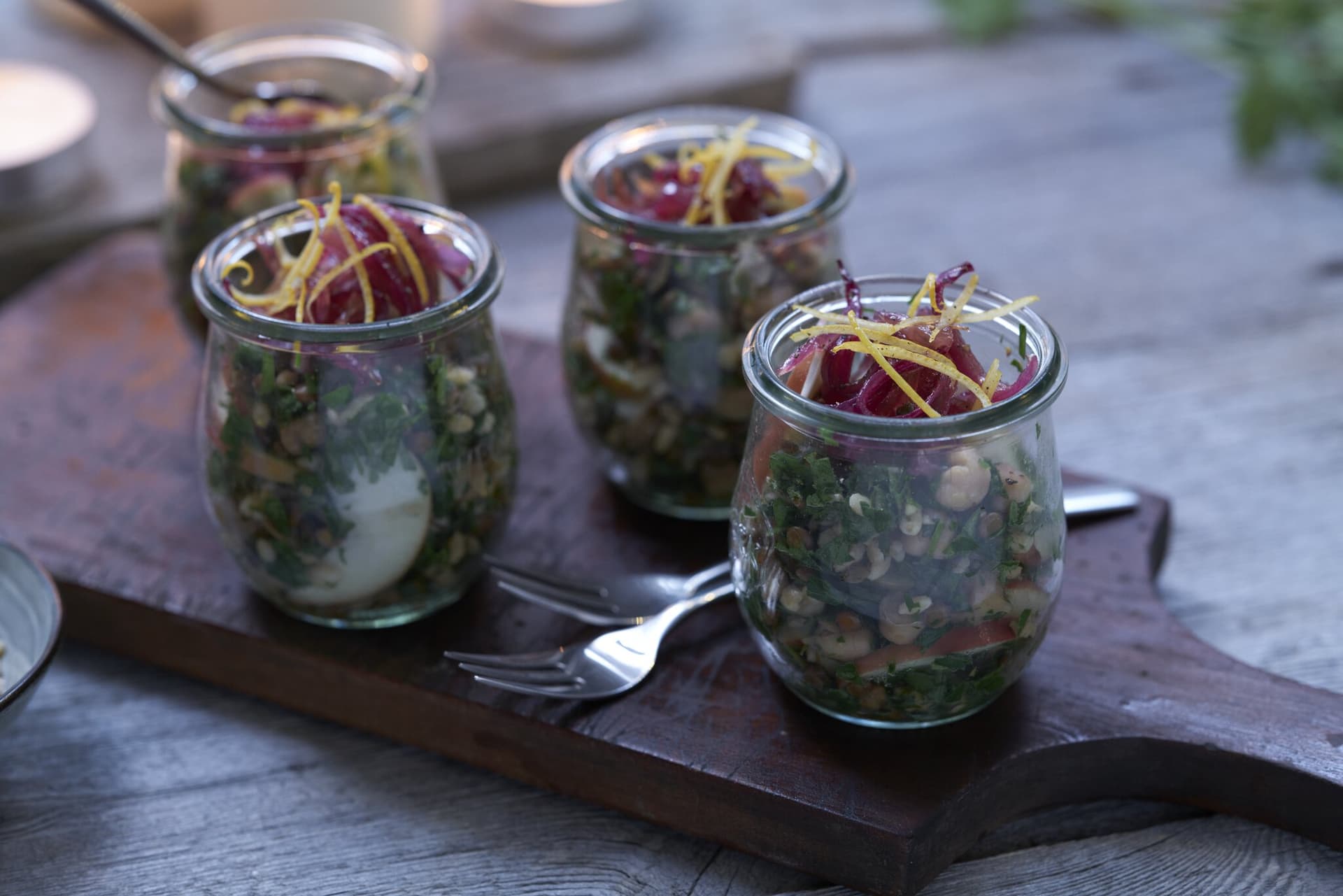 Petersiliensalat mit karamellisierter Zwiebel und Gersten-Kichererbsen-Mischung