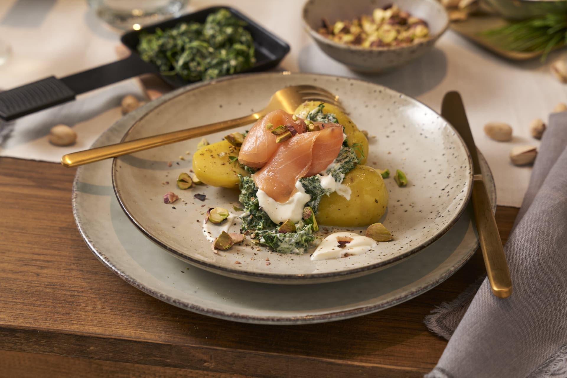 Raclette-Pfännchen Spinat mit Lachs und Pistazien