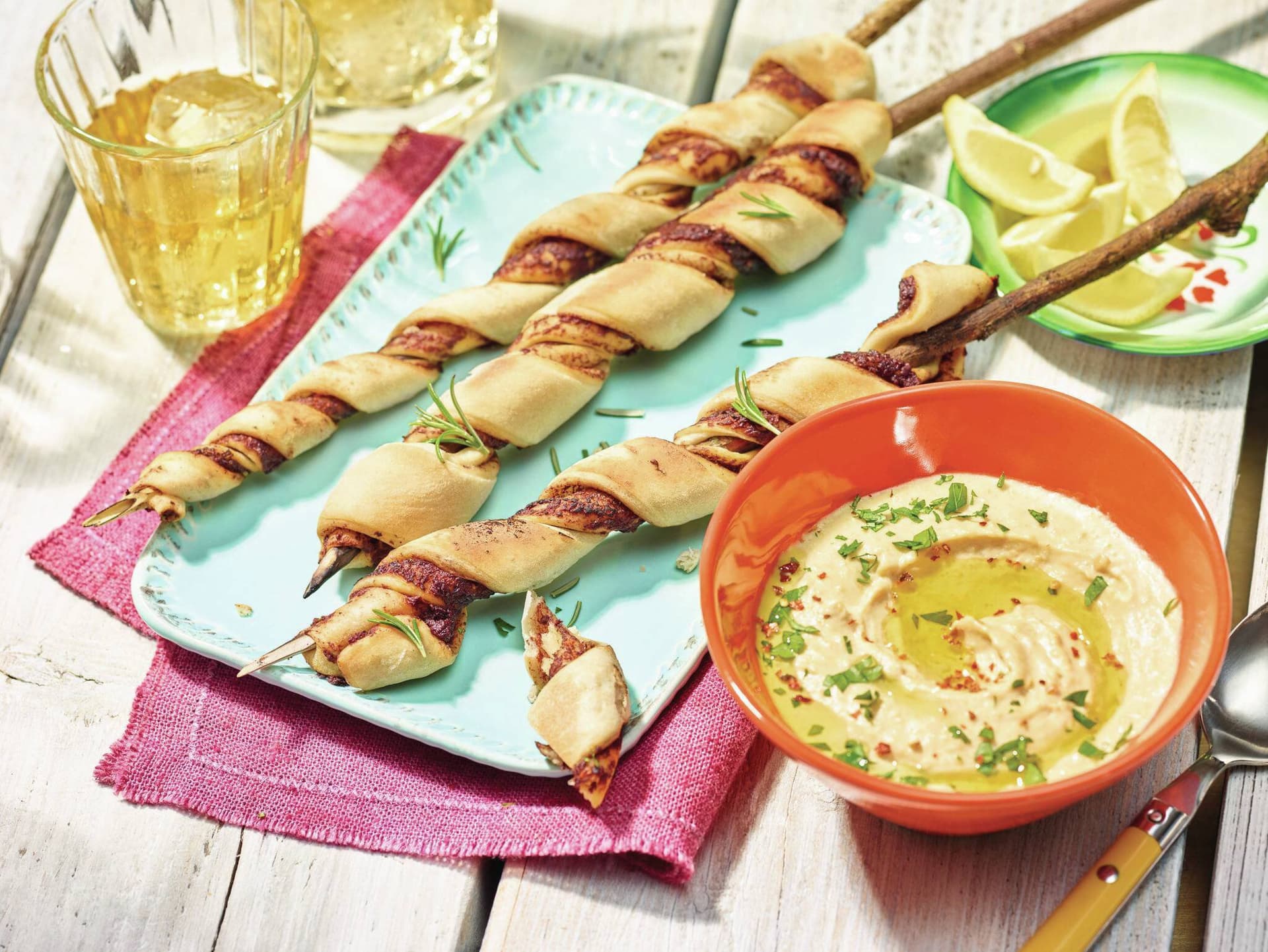 Pikantes Stockbrot mit Hummus