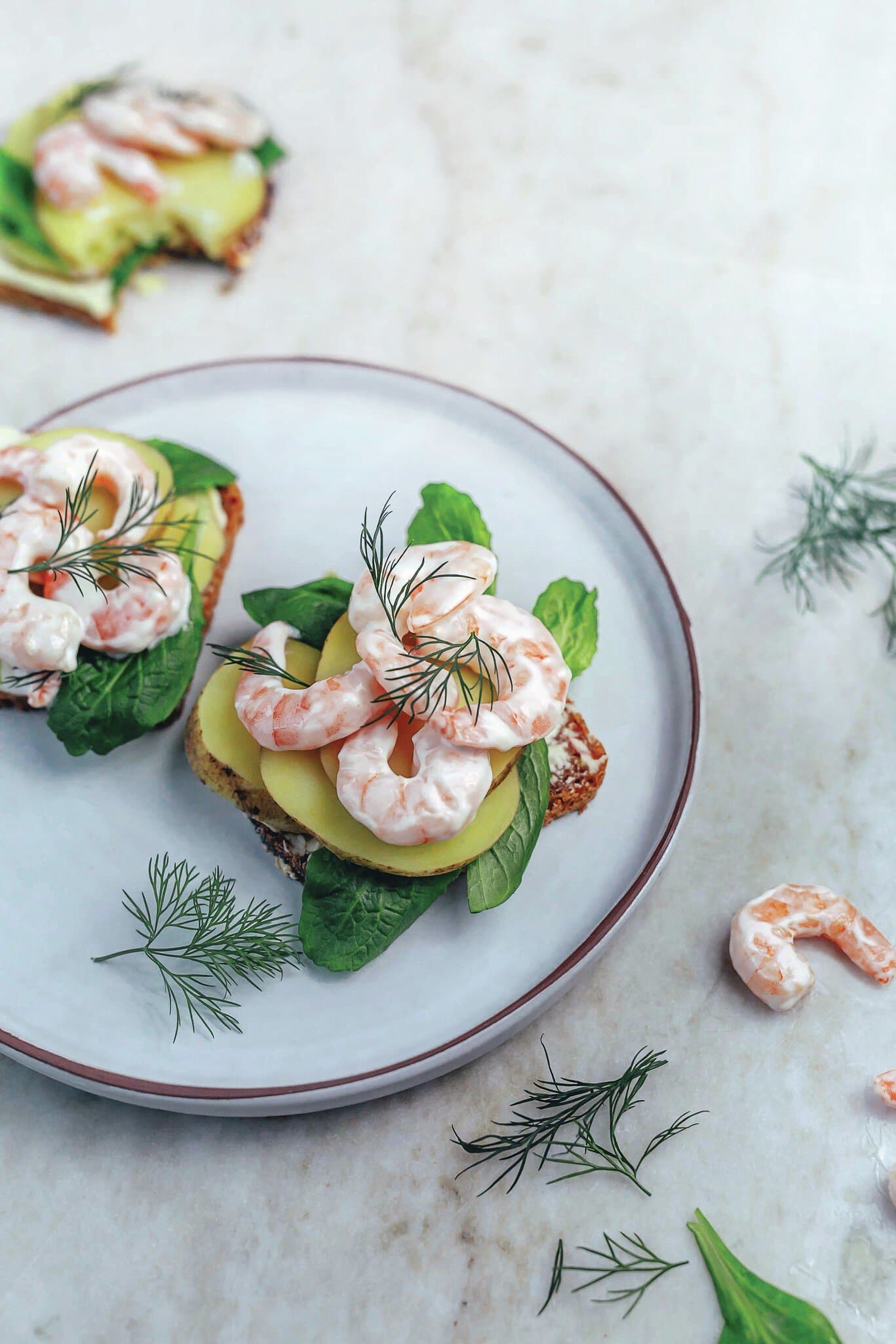 Smörrebröd mit Kartoffeln und Garnelen