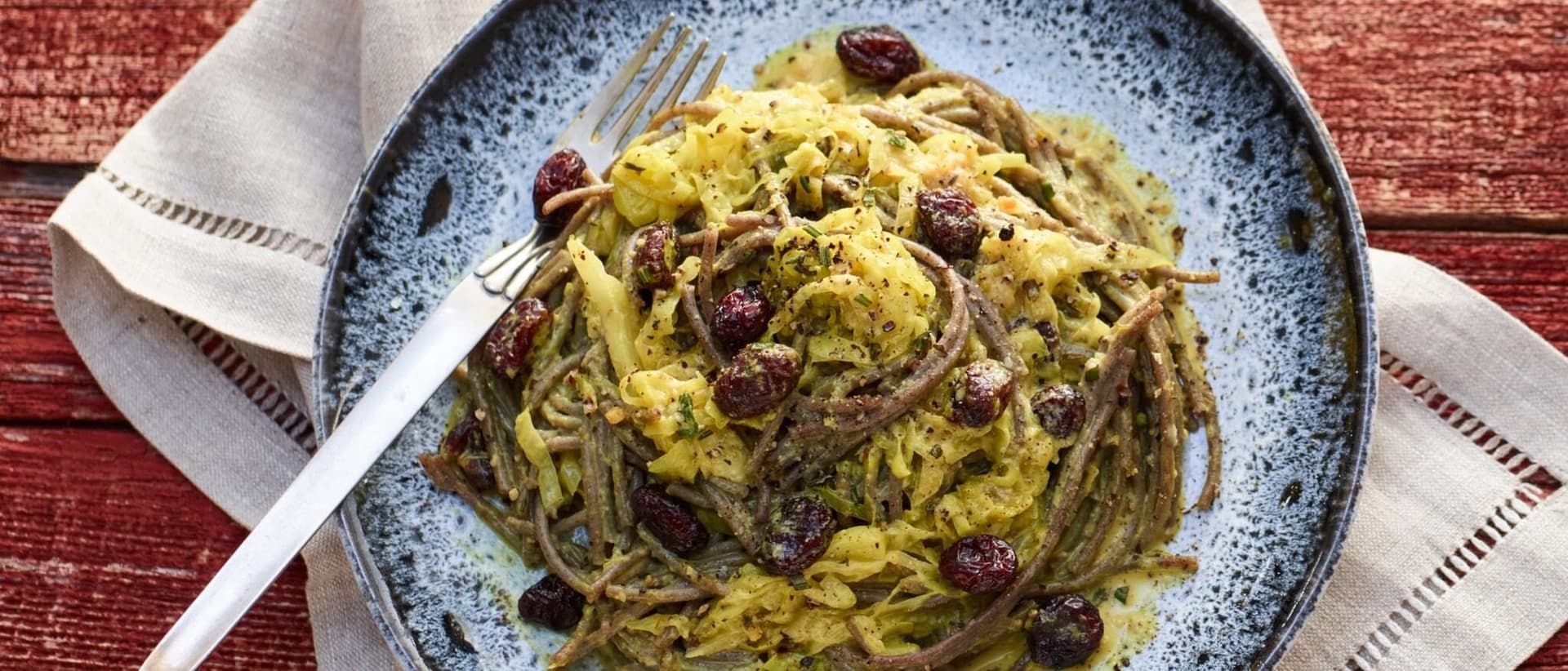 Buchweizen-Pasta mit Spitzkohl in cremiger Cashew-Cranberry-Sauce