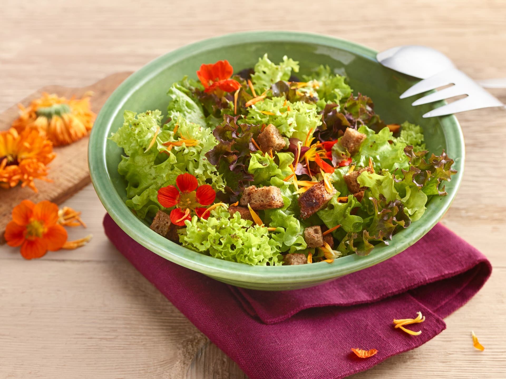 Bataviasalat mit Limetten-Honig-Dressing und Ringelblumenblüten