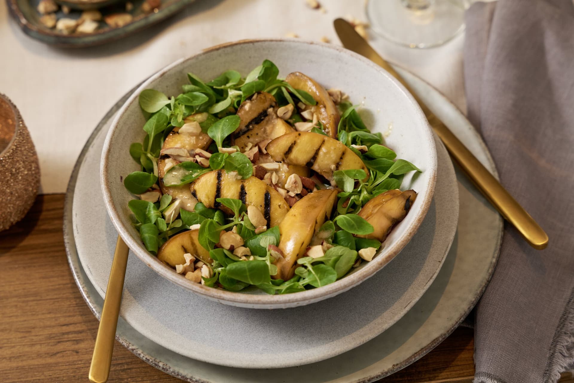 Gegrillte Kaki auf Feldsalat