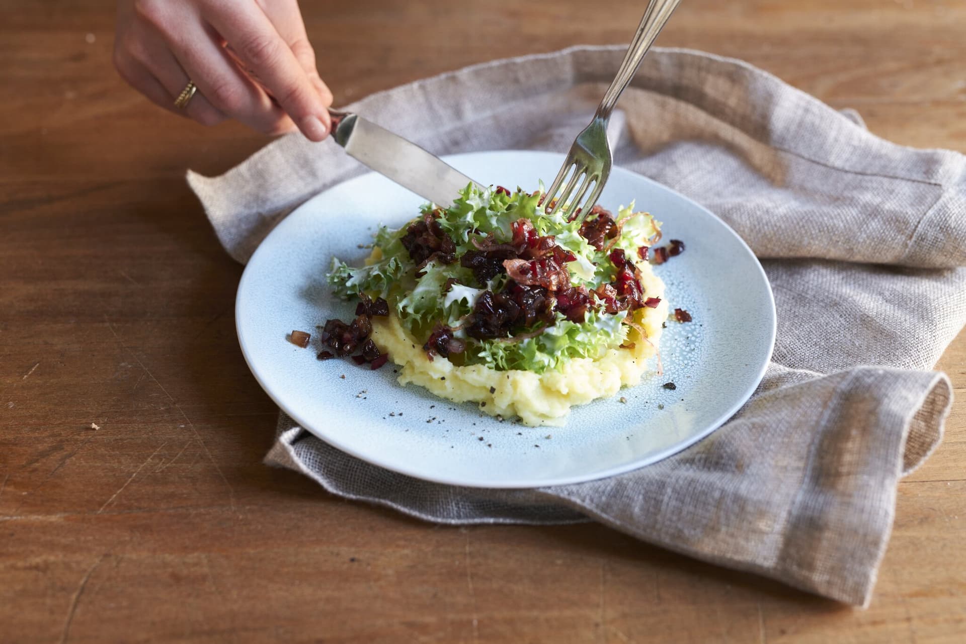 Kartoffelstampf mit Salat und Chutney