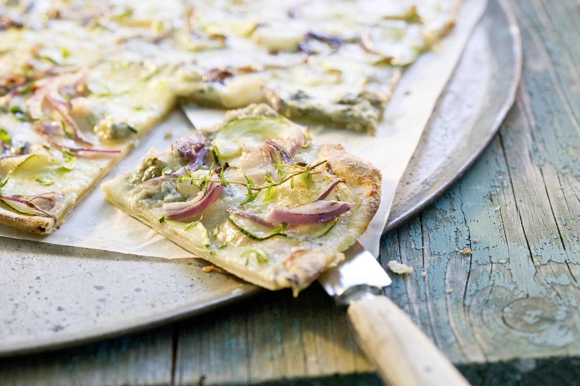 Flammkuchen mit roten Zwiebeln und Gorgonzola