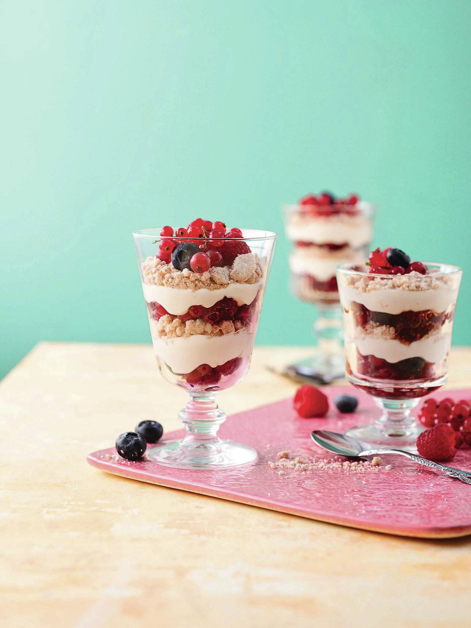 Mandelcreme-Beeren-Schichtdessert