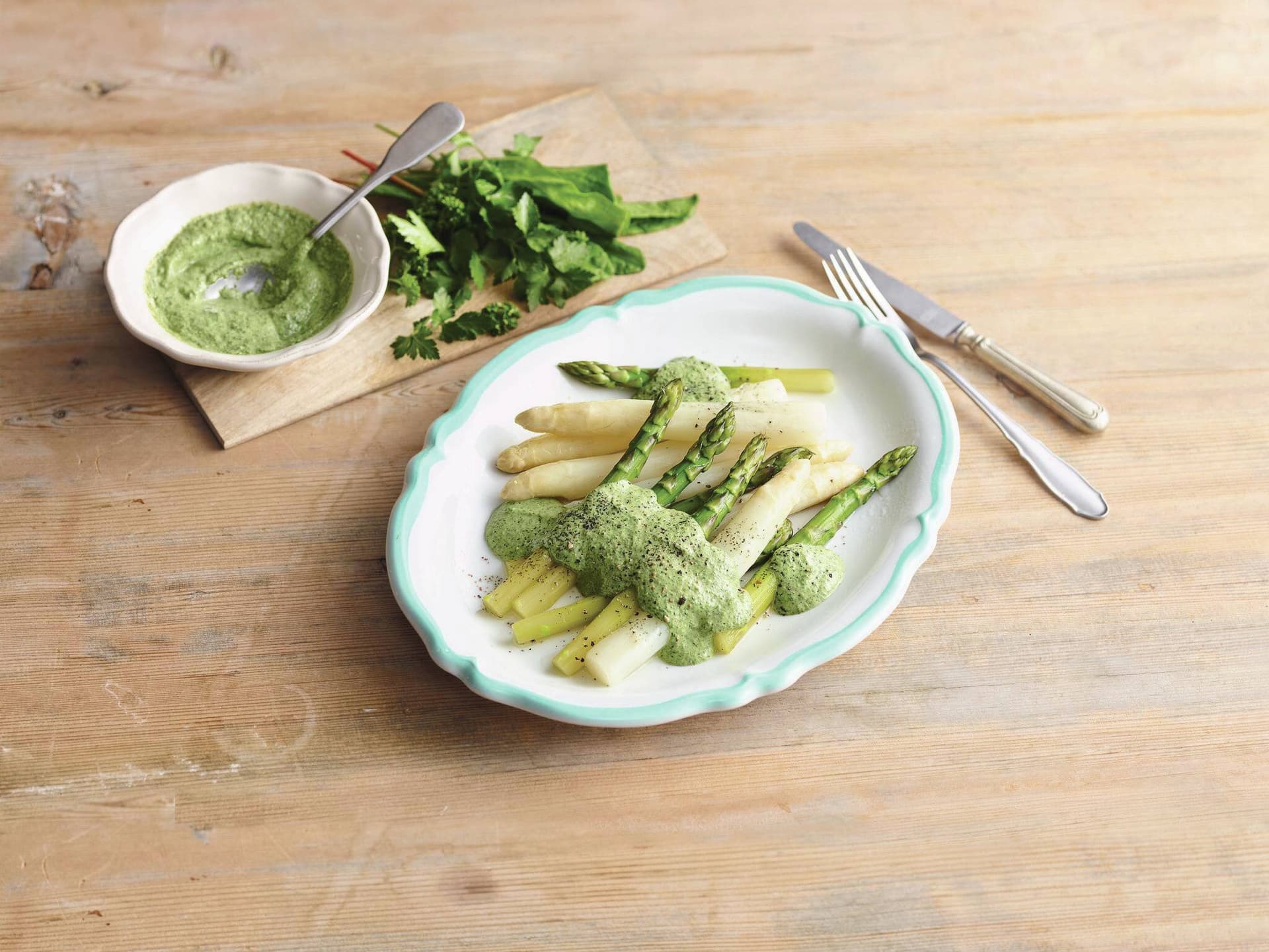 Zweierlei Spargel mit grüner Sauce