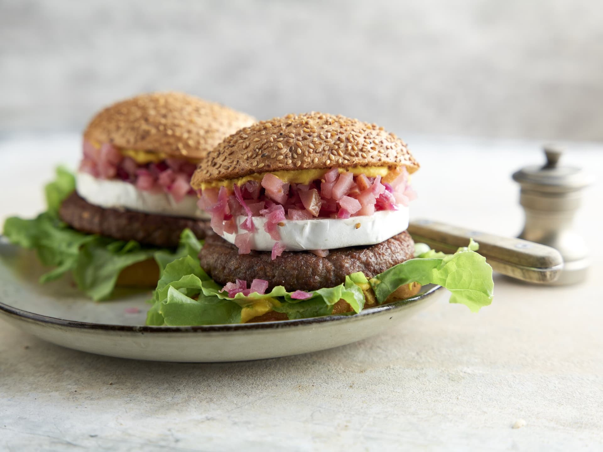 Zünftige Ziegenkäse-Burger mit Apfel-Zwiebel-Chutney