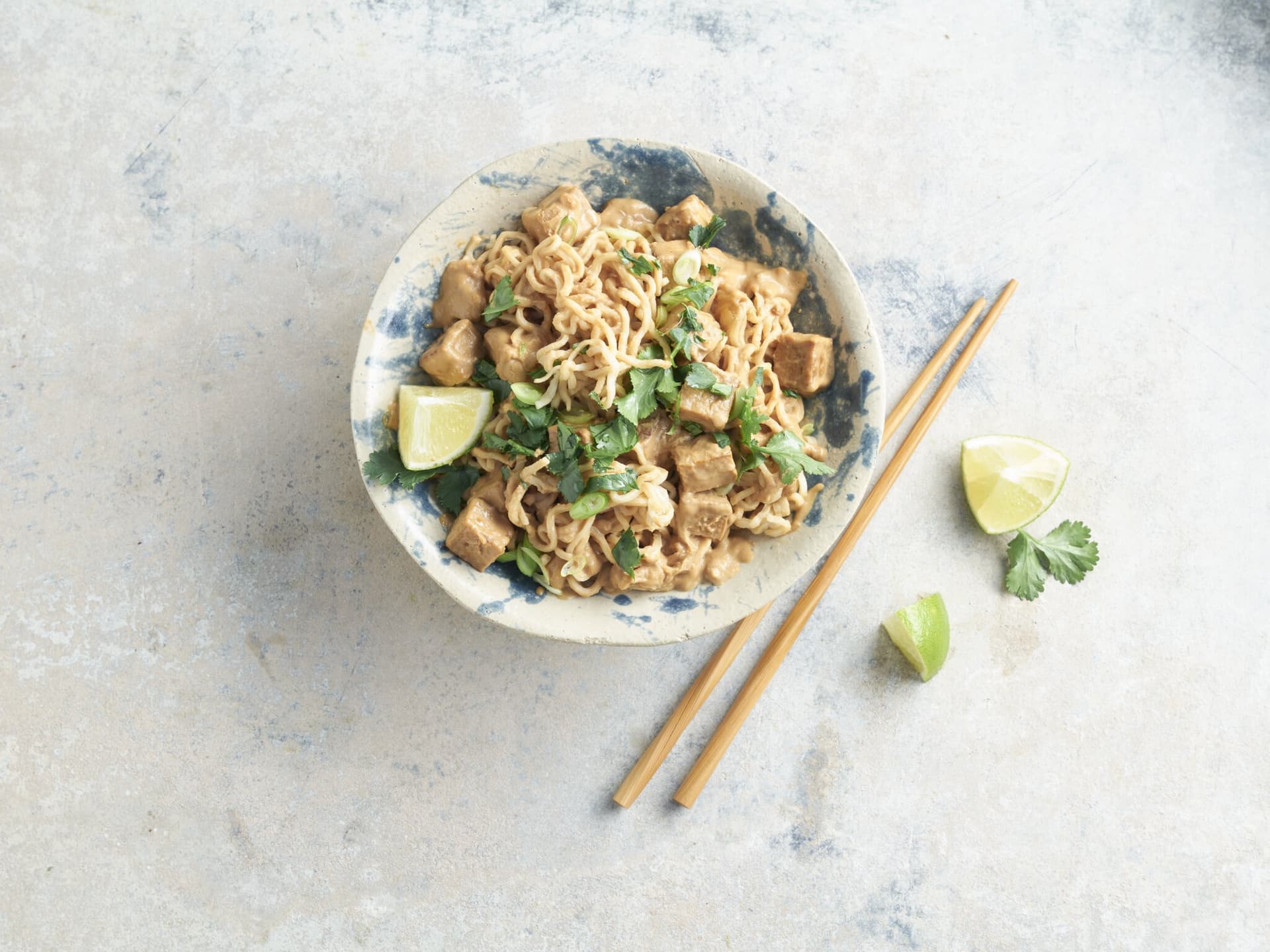 Mie-Nudeln mit Tofu und Erdnuss-Sauce