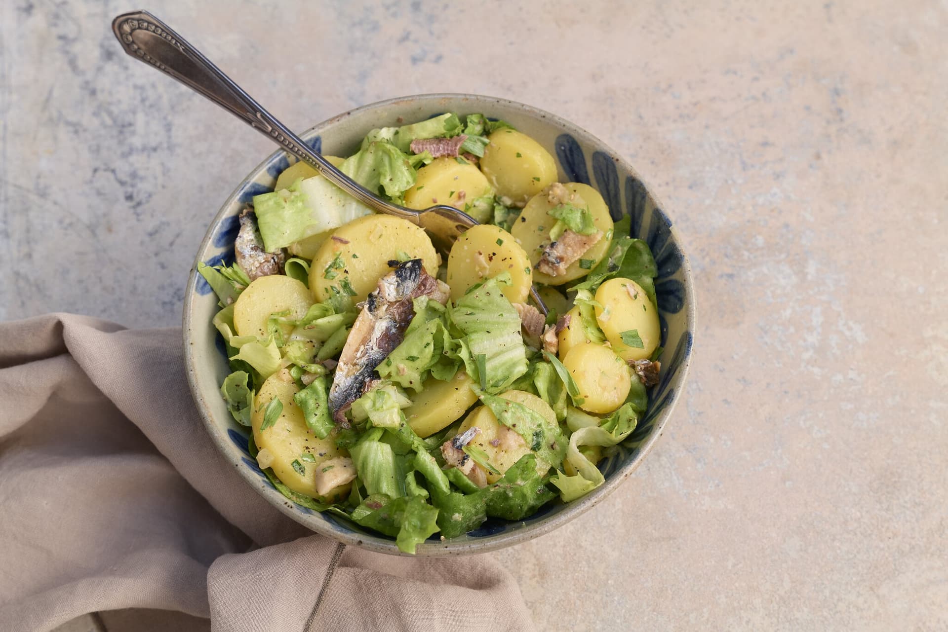 Kartoffel-Endivien-Salat mit Sardinen