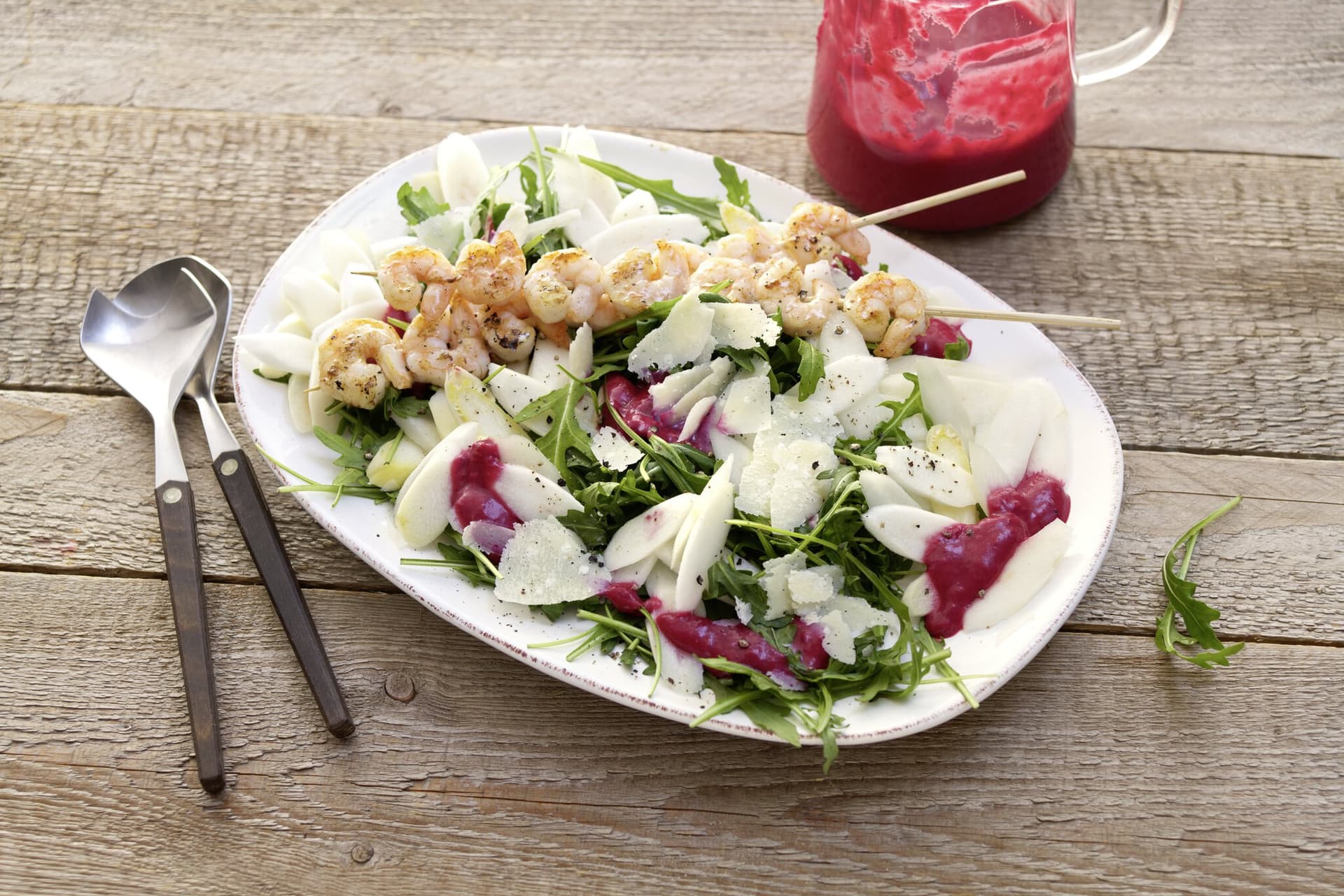 Spargel-Rucola-Salat mit Garnelen und Himbeersauce