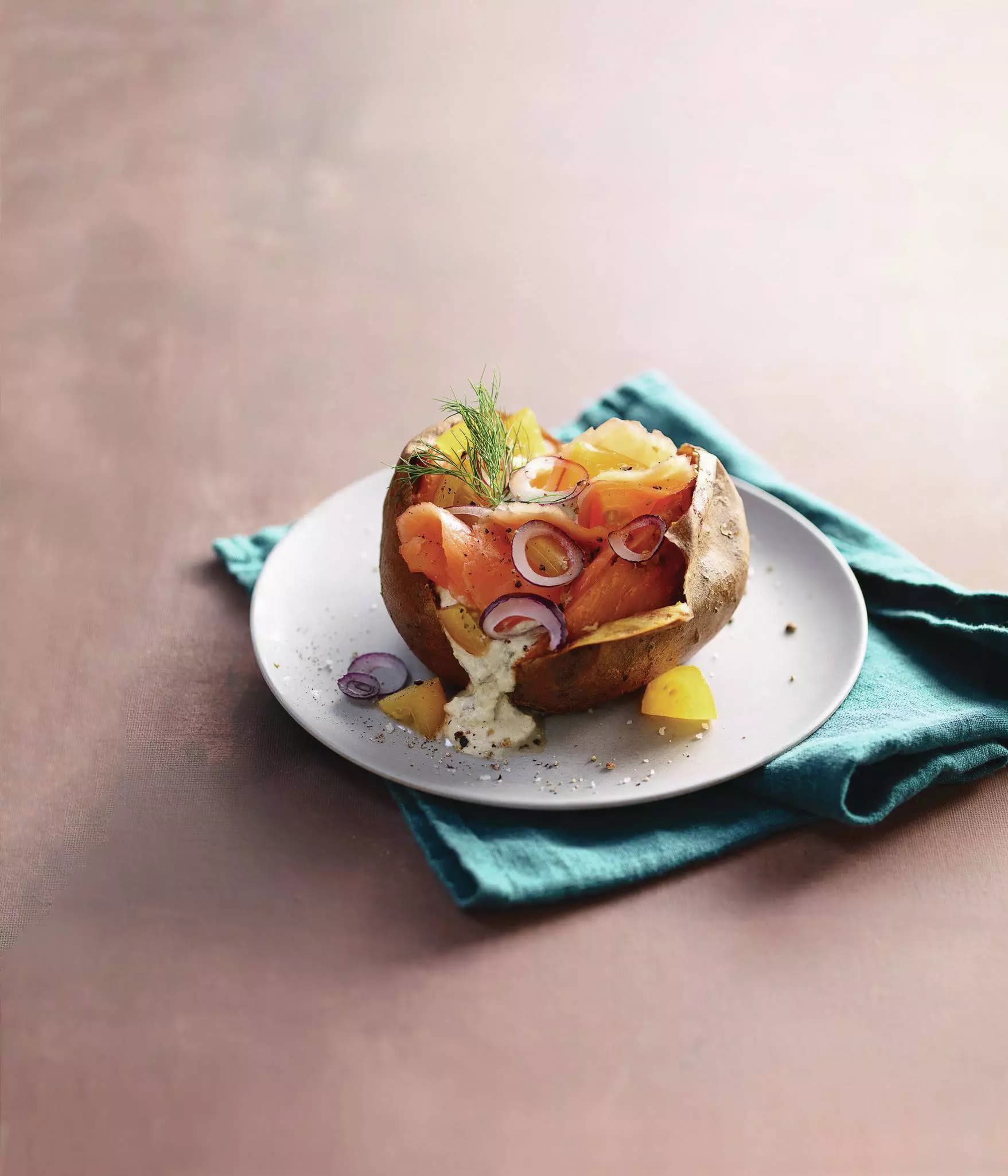 Gegarte Süßkartoffel auf dem Teller mit Lachs, Meerrettich und Dill gefüllt.