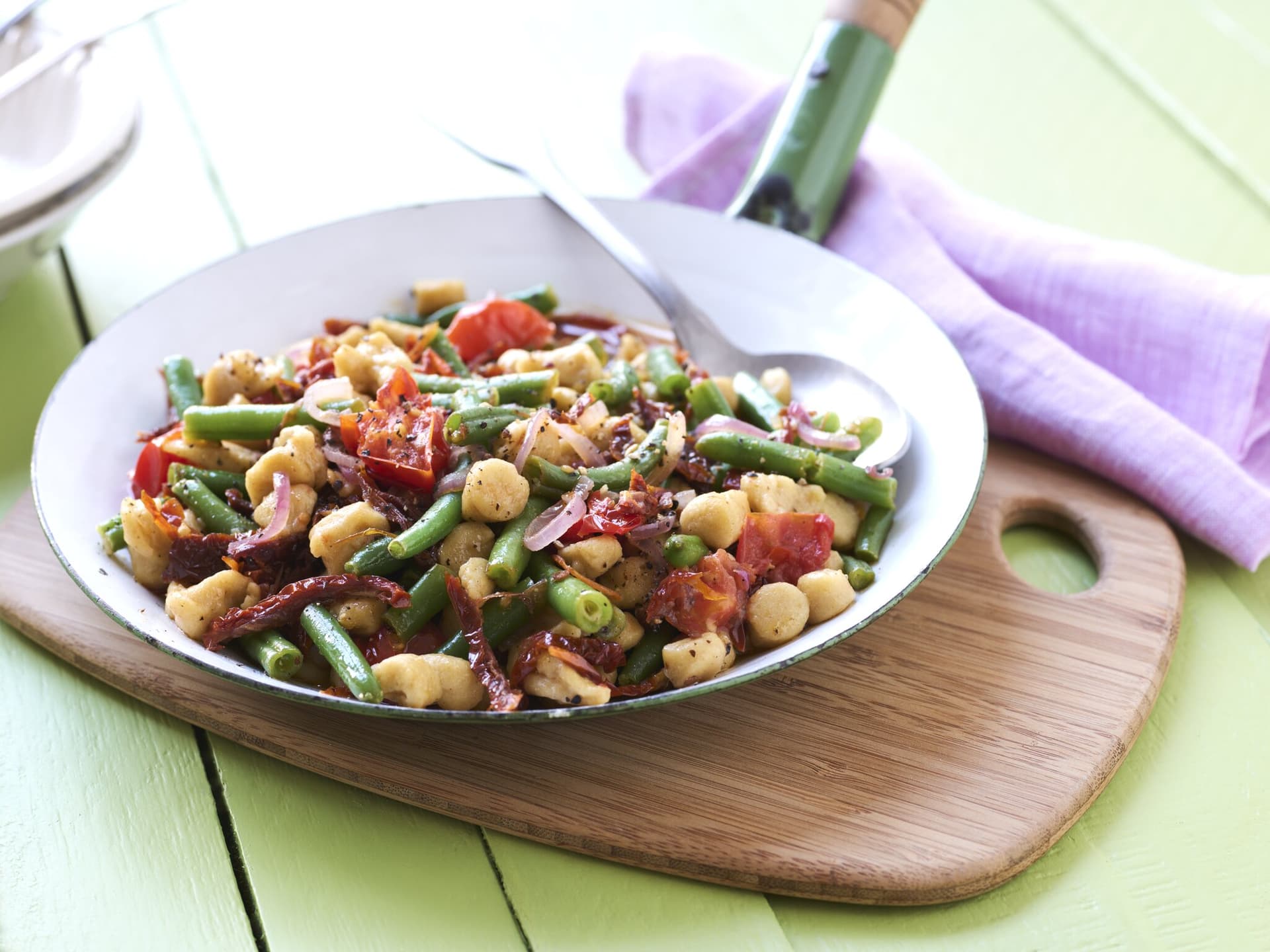 Vegane Buchweizenspätzle mit grünen Bohnen und Tomaten