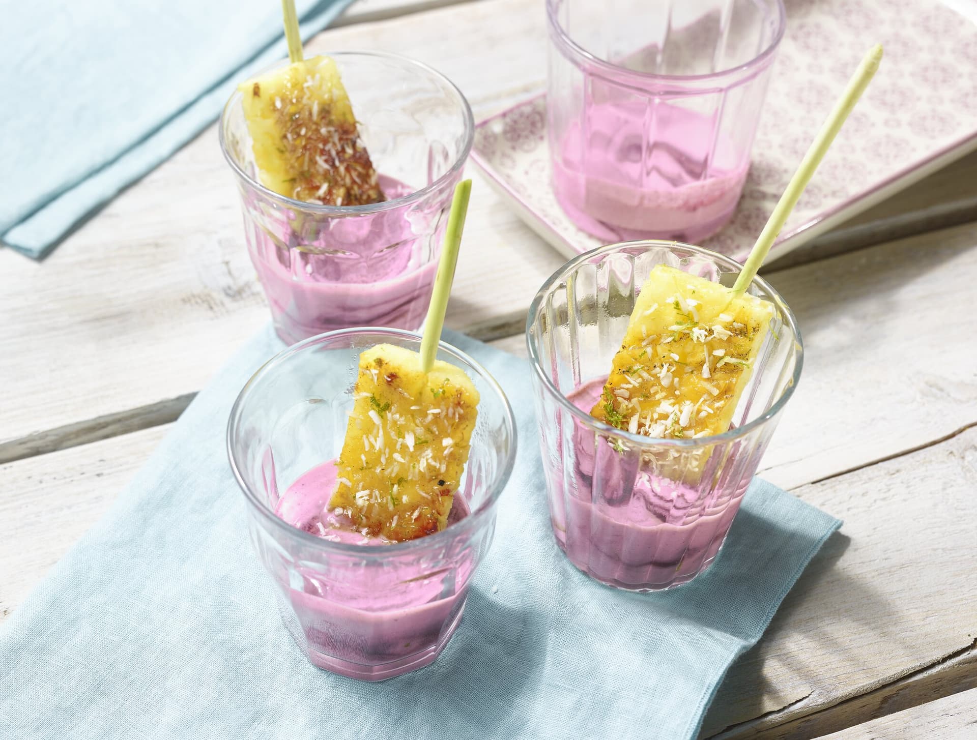 Ananas-Zitronengras-Spieße mit Waldfruchtcreme