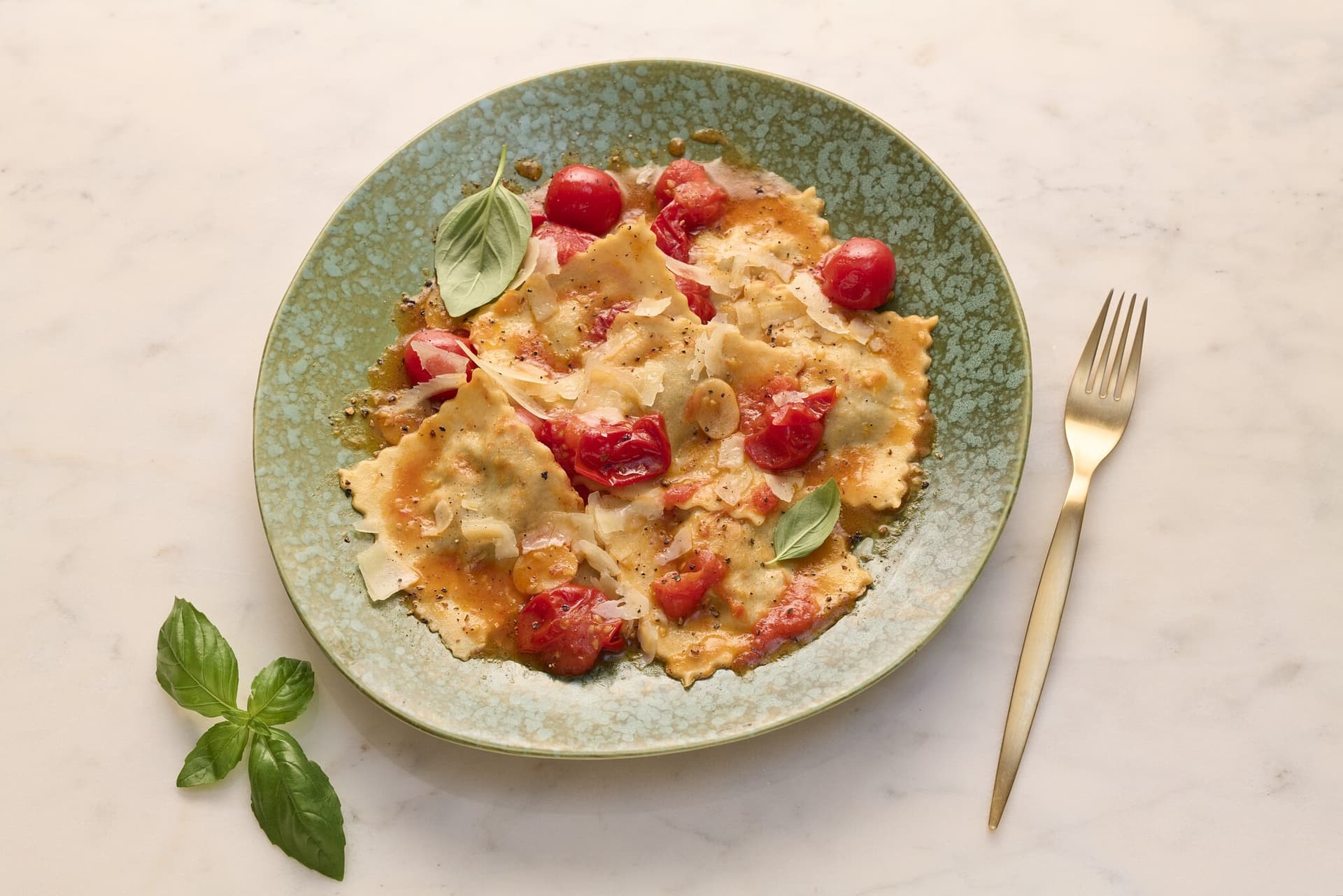 Frische Pasta gefüllt mit geräucherter Aubergine