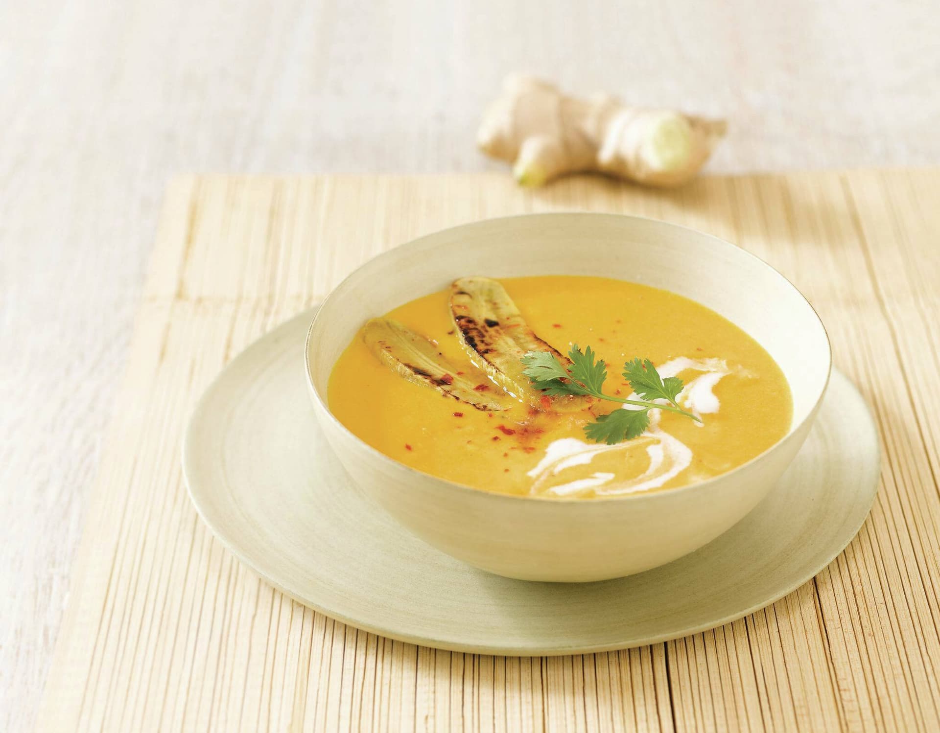 Möhren-Ingwer-Suppe mit Honigbananen